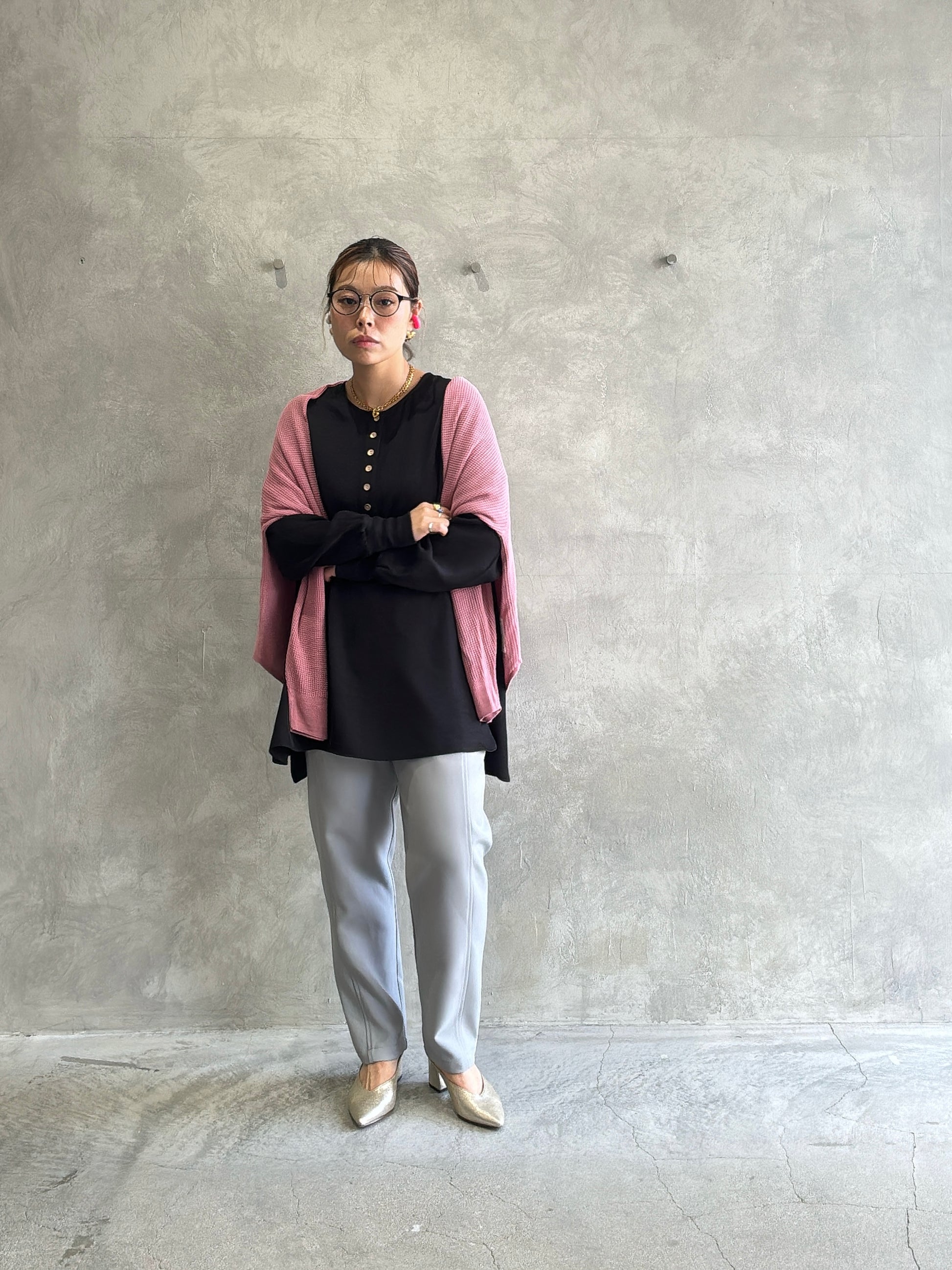 ★グロッシーヘンリーリブブラウス／CYAN tokyo