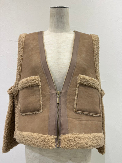 【予約⚡︎販売】バックオーバームートンベスト／604499／CYAN tokyo／2026 AW#1