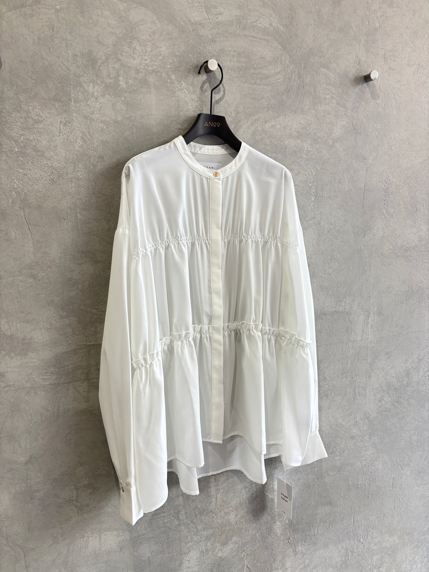 シャーリングティアードブラウス／CYAN tokyo