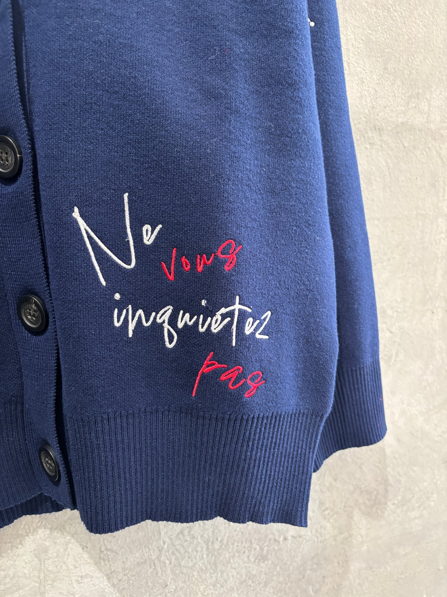 刺繍ロゴニットカーディガン／LHELBIE