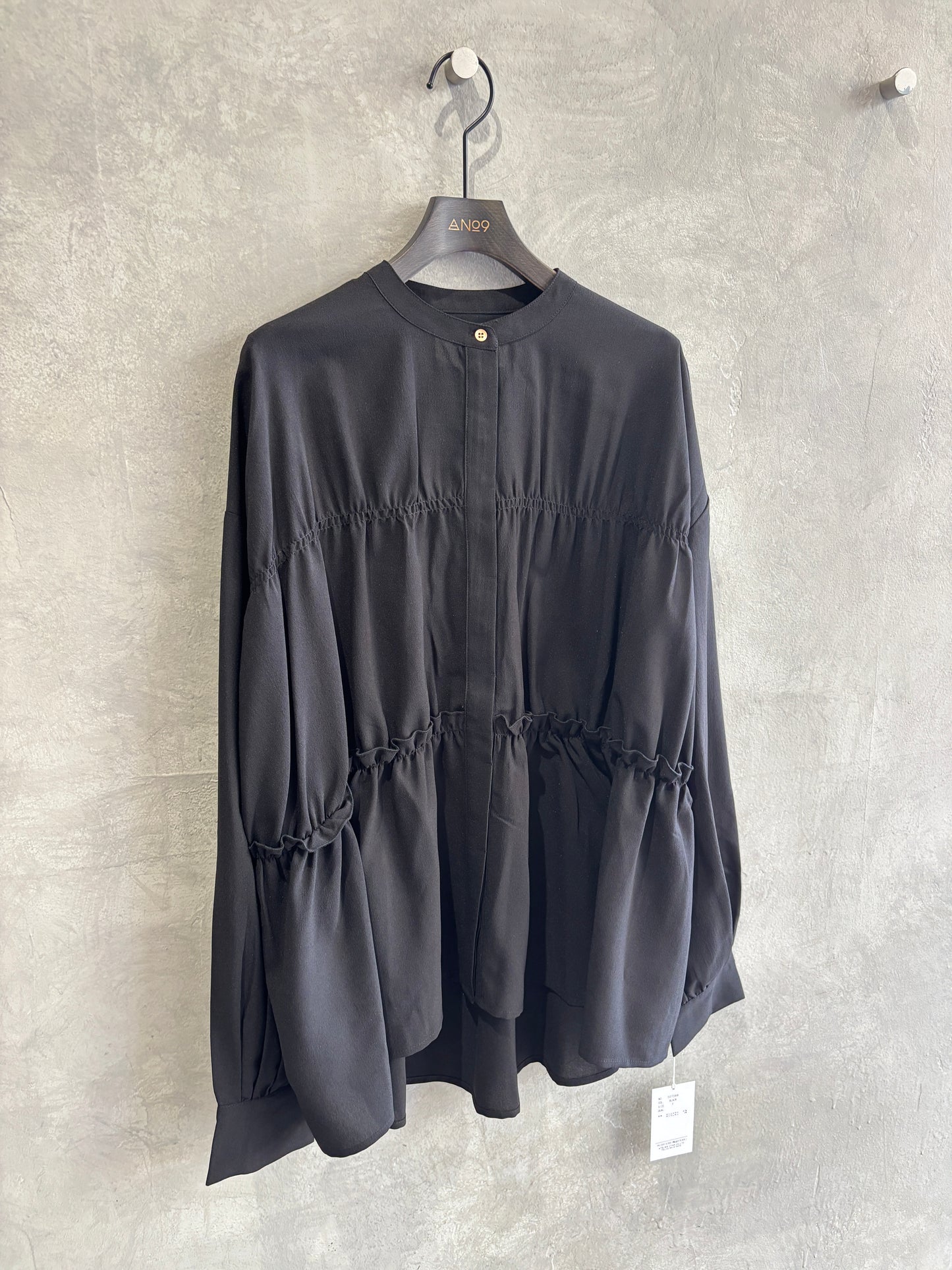 シャーリングティアードブラウス／CYAN tokyo