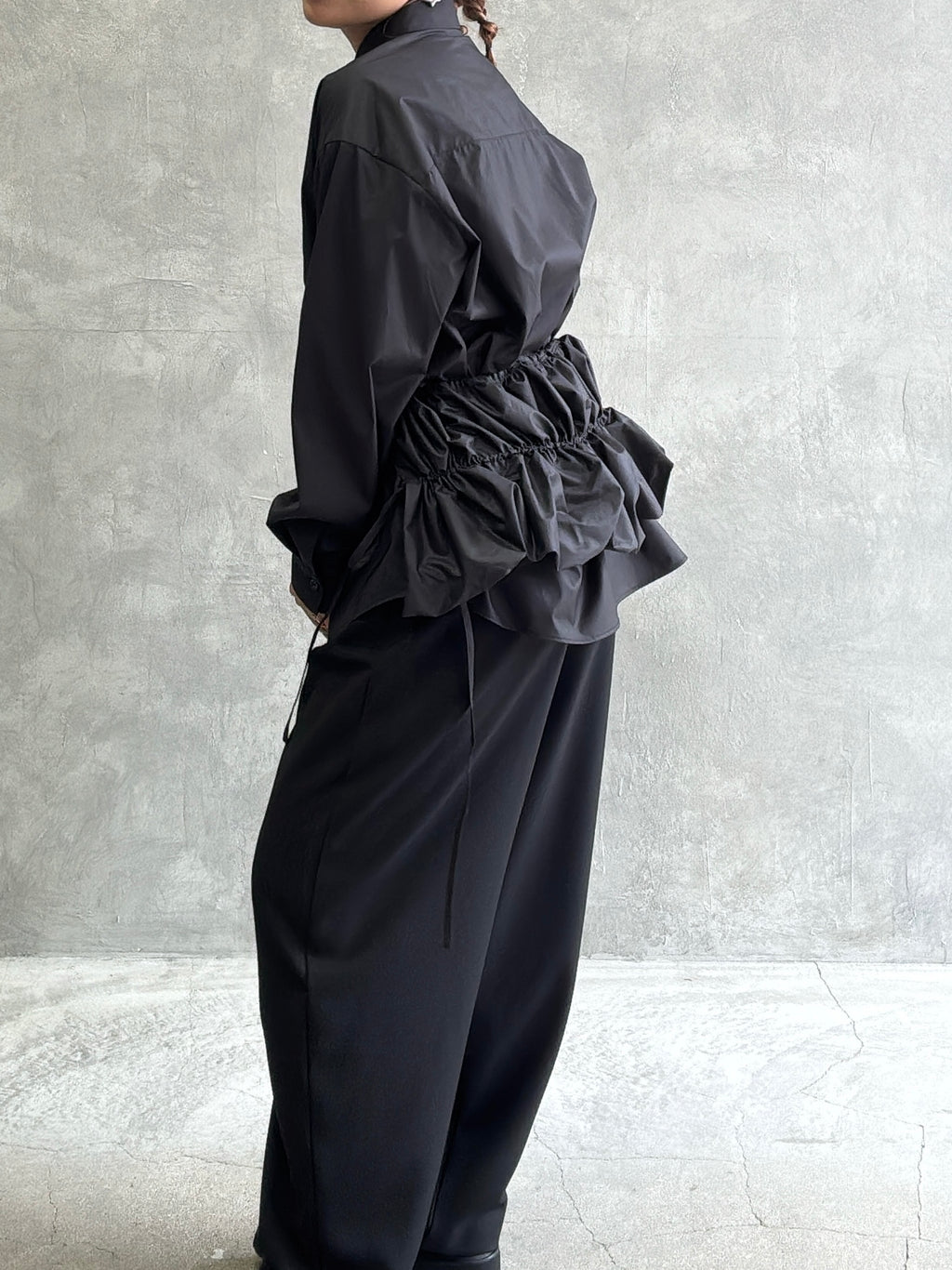 ギャザーぺプラム付きシャツ／VERSEAU