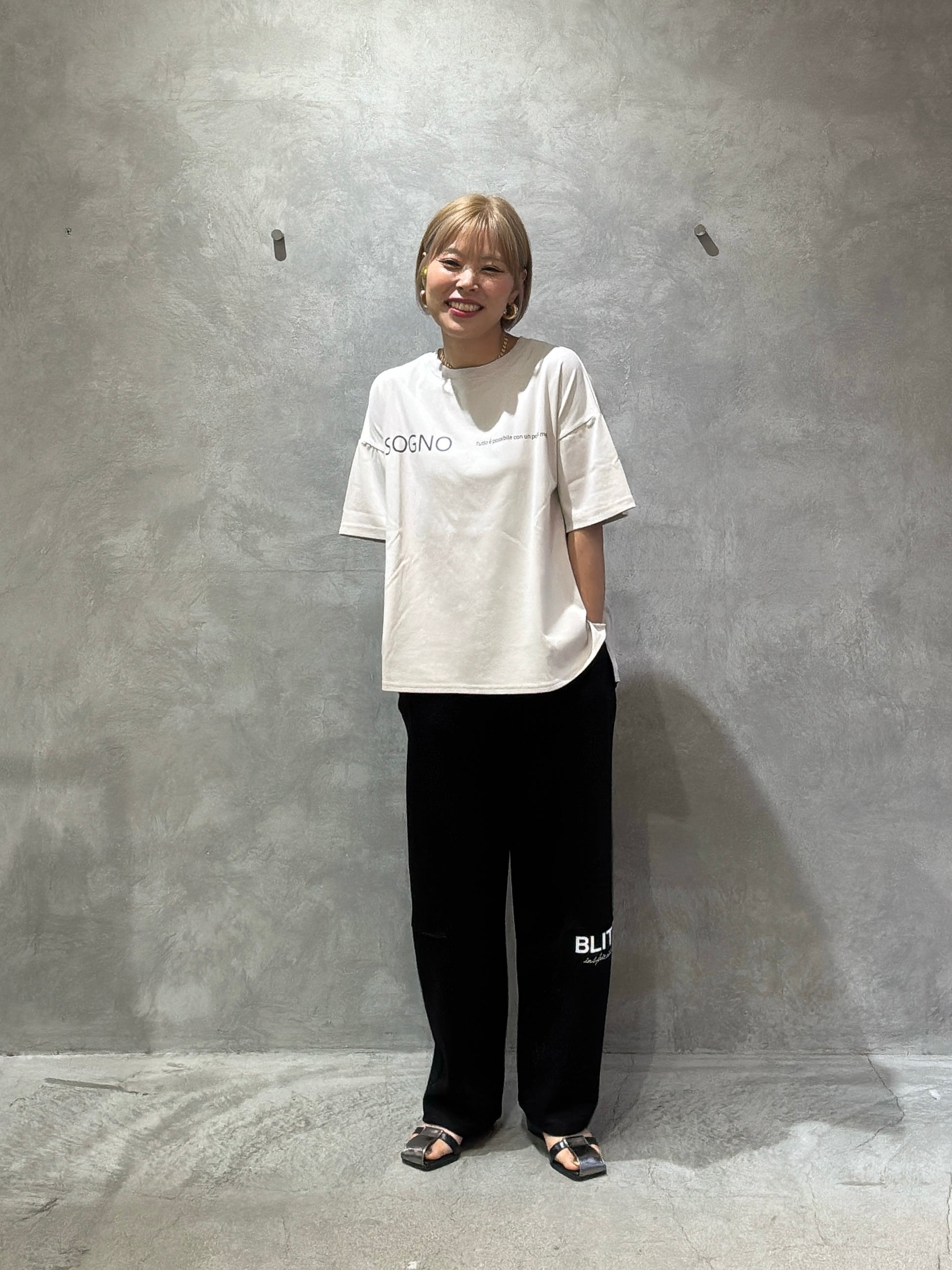 オーバーサイズロゴTシャツ／Anna Kerry