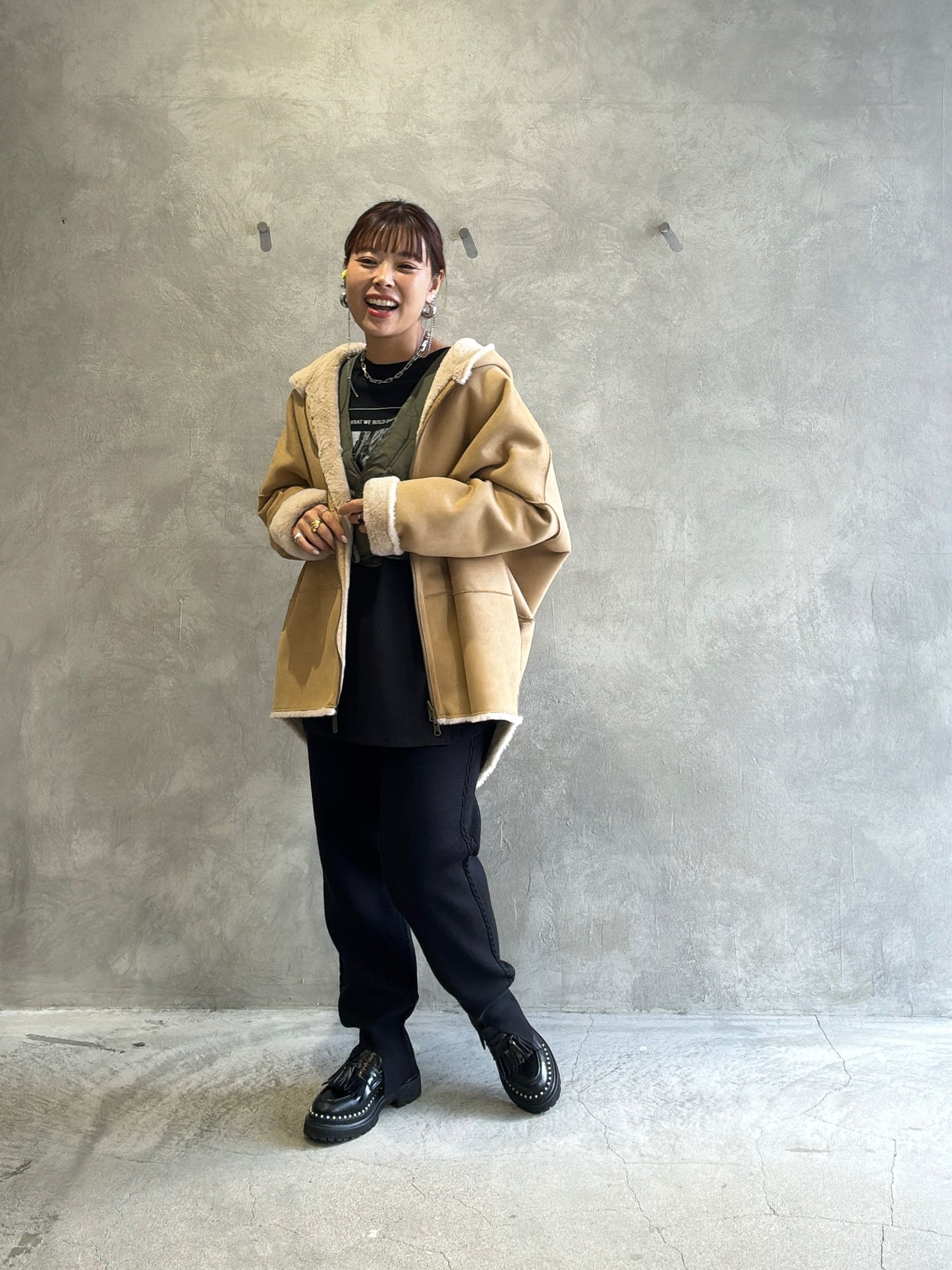 リバーシブルフェイクムートンフードコート／Dignite collier