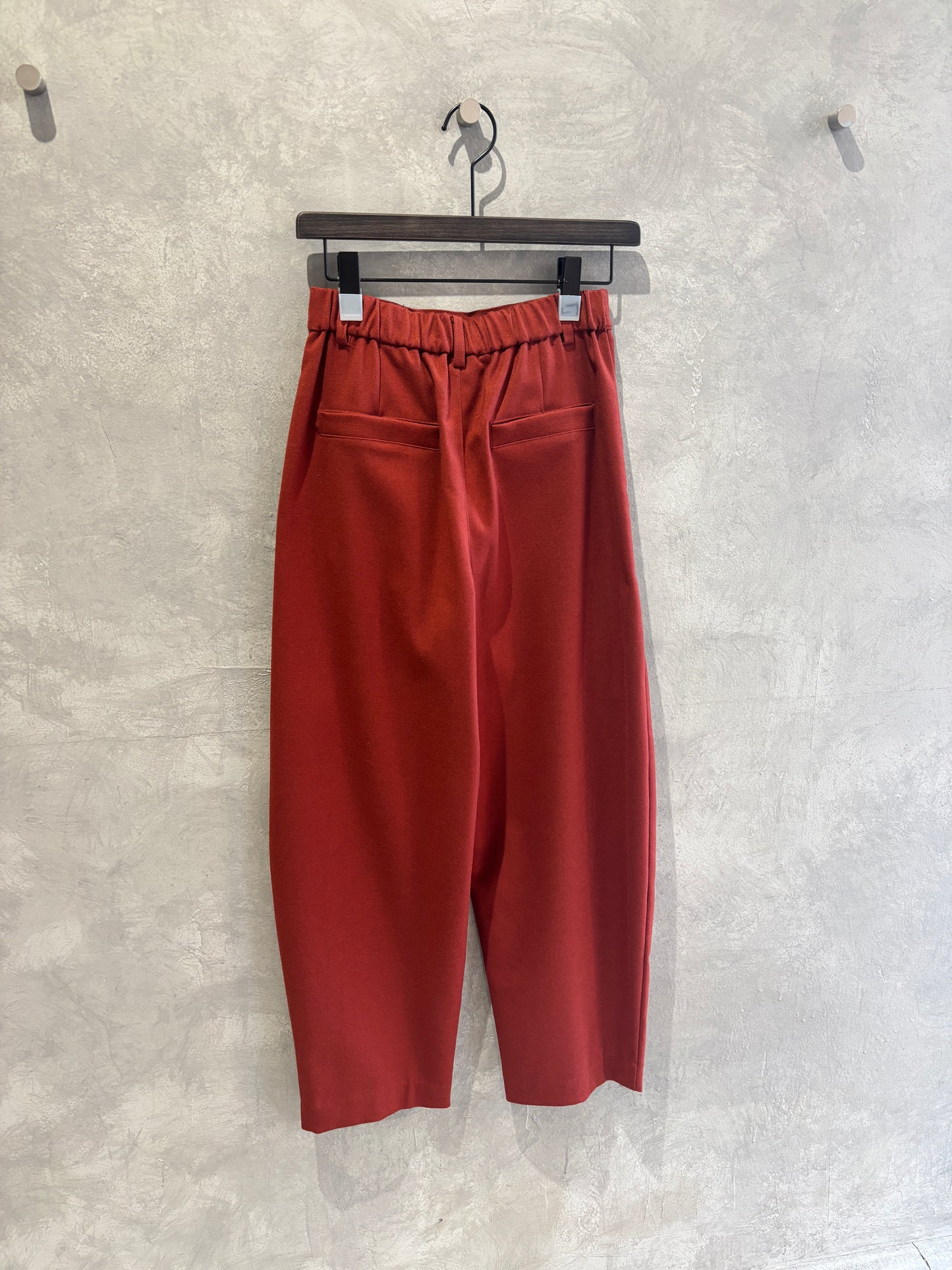 タックカーブパンツ／ANNA  KERRY