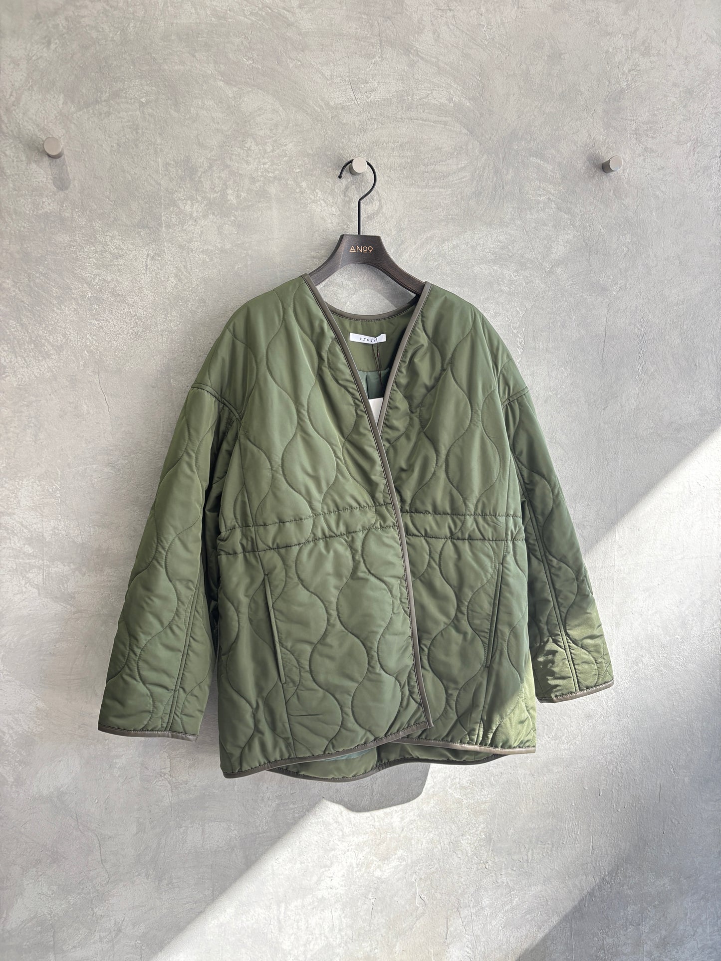 キルティングVネックショートコート／trois