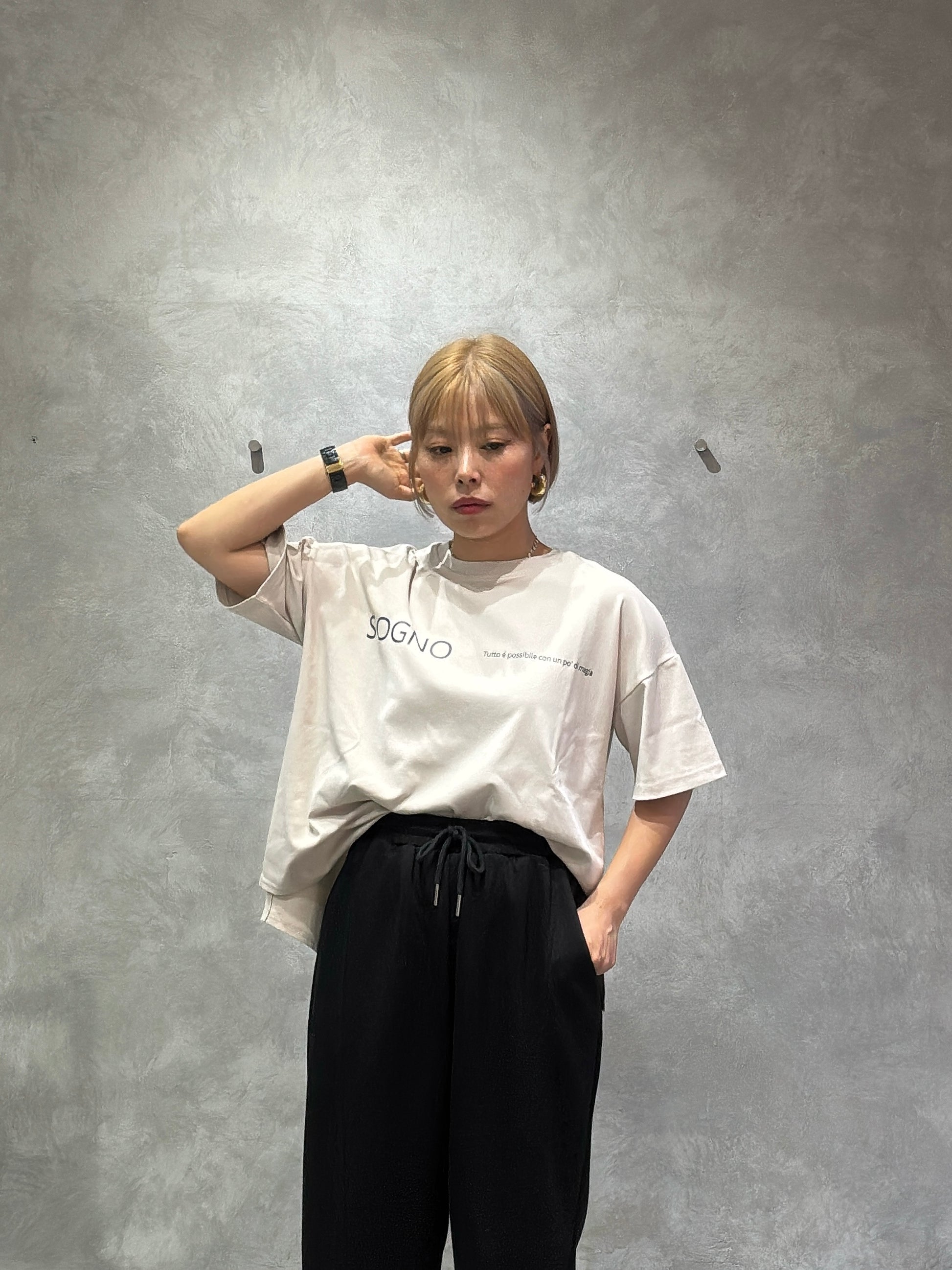 オーバーサイズロゴTシャツ／Anna Kerry