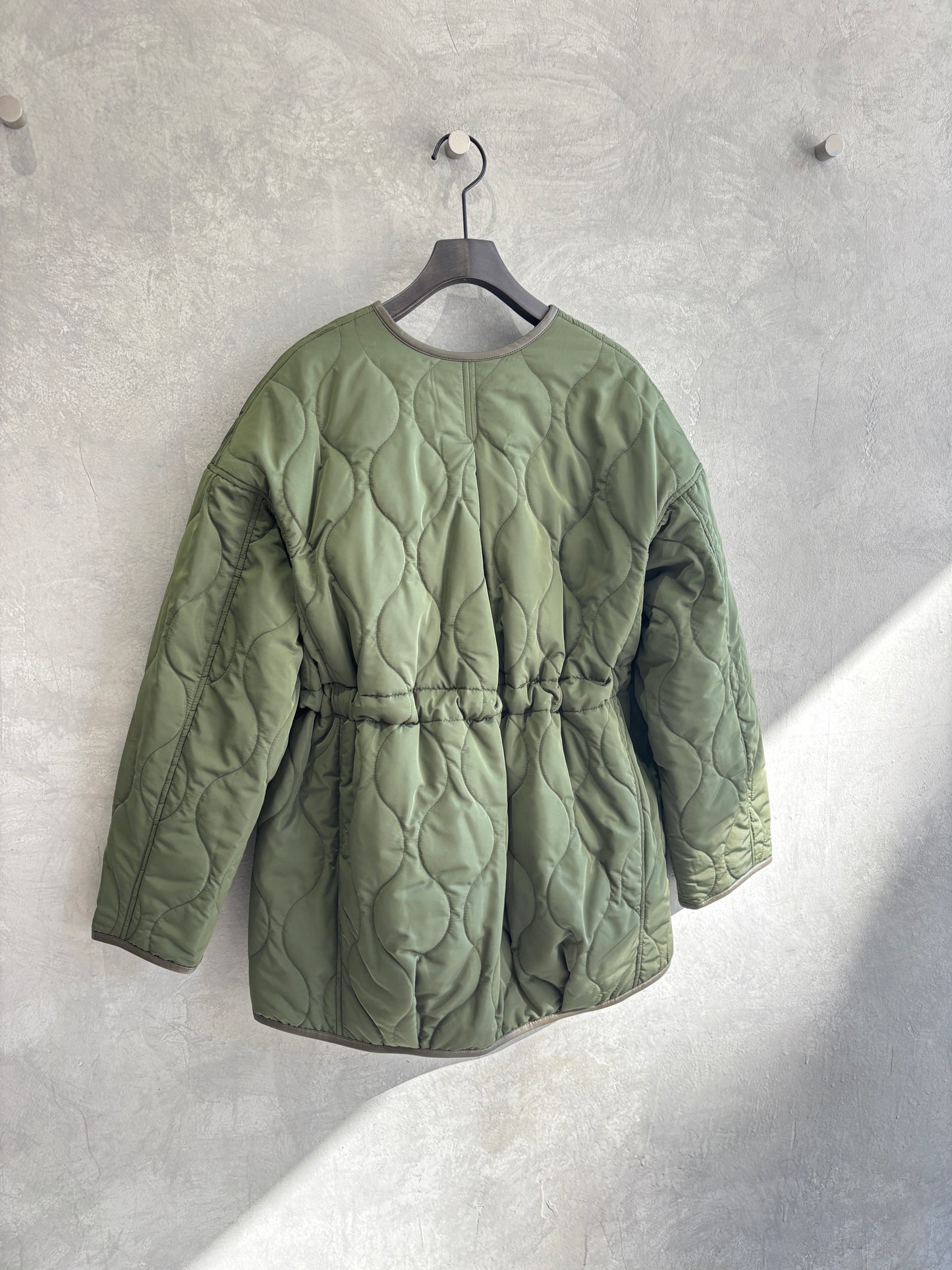 キルティングVネックショートコート／trois