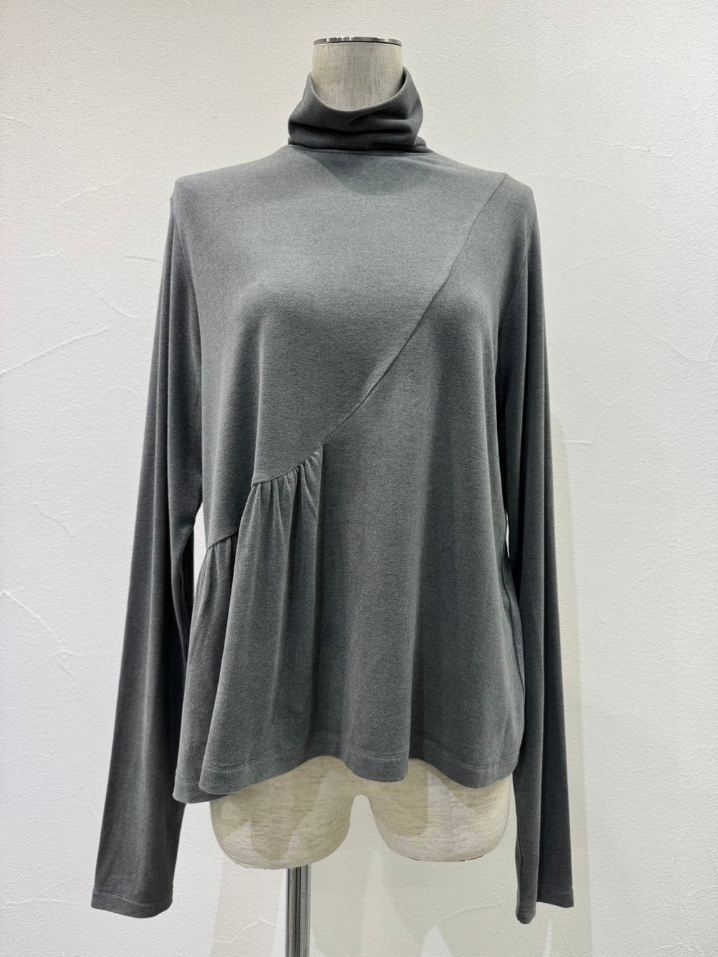 【予約⚡︎販売】アシメギャザーワームタートル／604506／CYAN tokyo／2026 AW#1