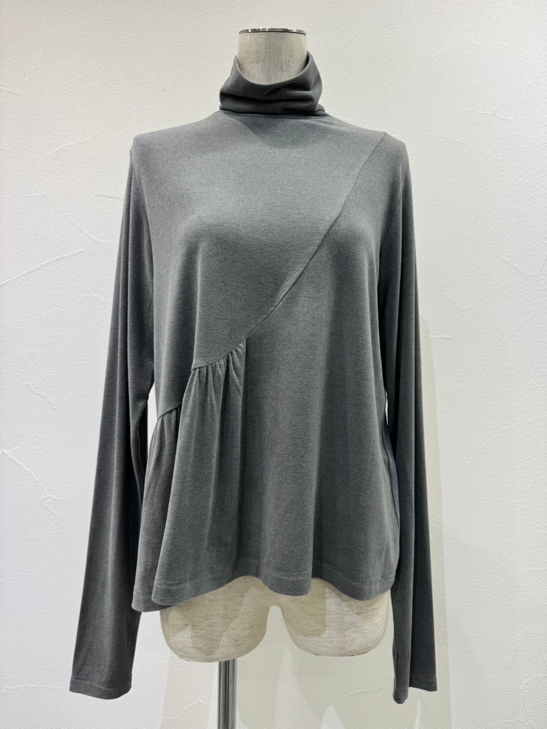【予約⚡︎販売】アシメギャザーワームタートル／604506／CYAN tokyo／2026 AW#1