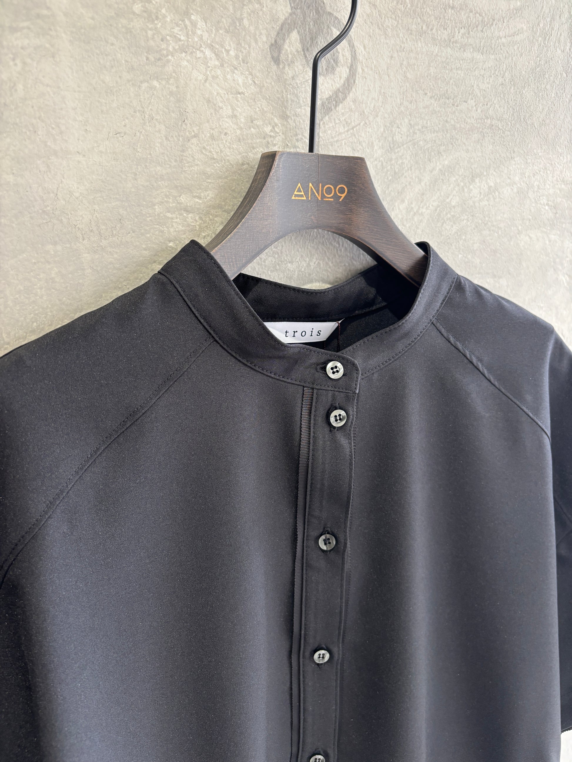 ぺプラムブラウス／trois