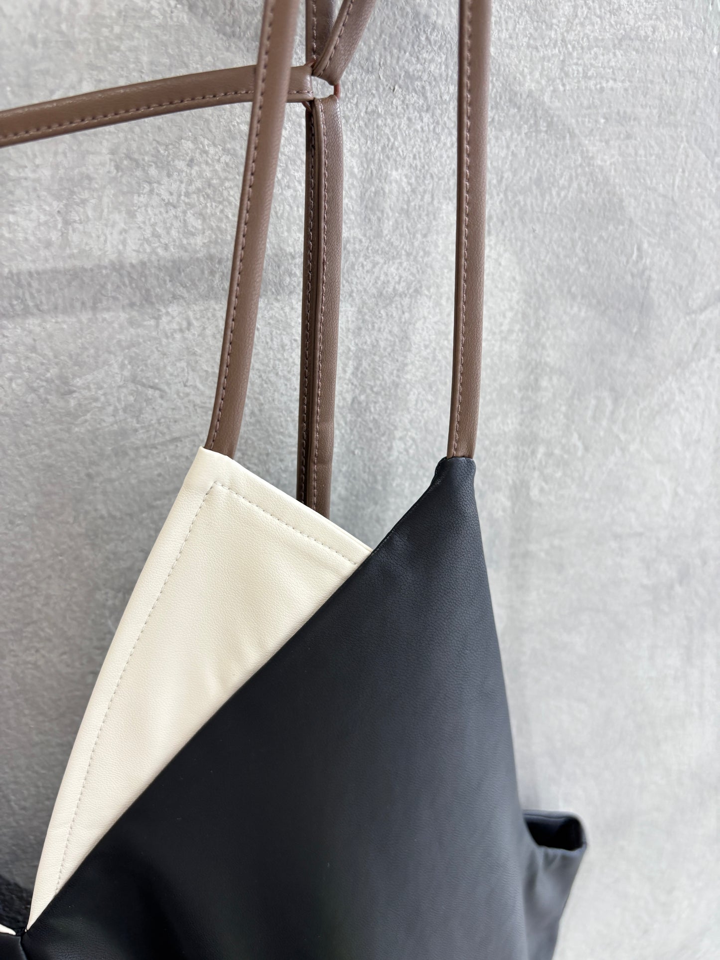 【再入荷】バイカラーフェイクレザージャンパースカート／LHELBIE