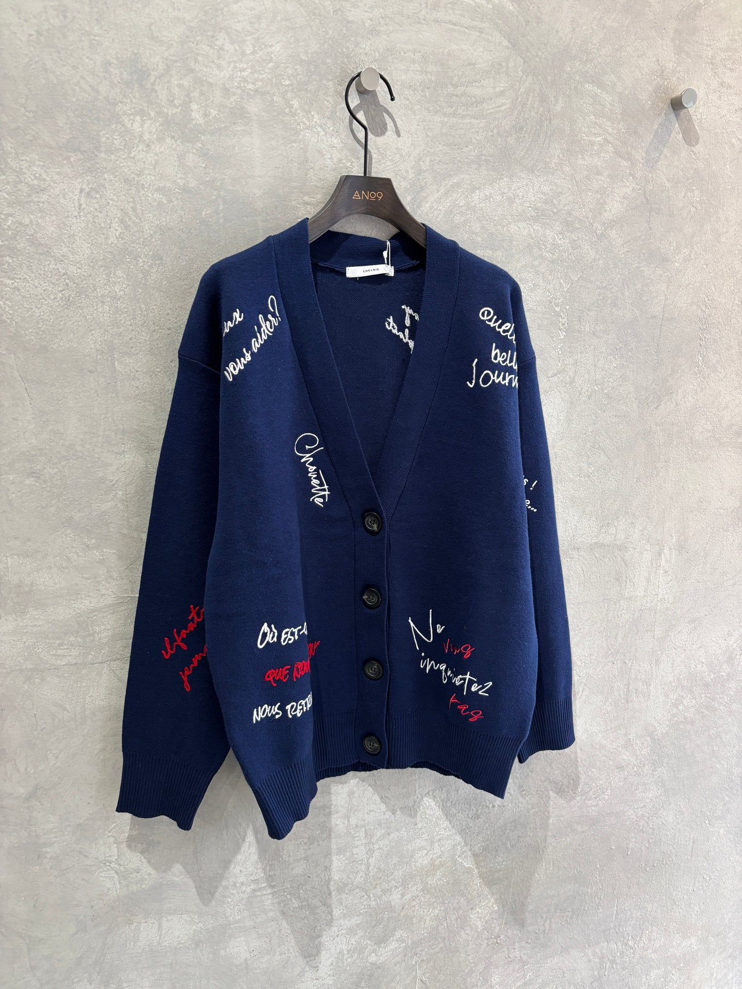 刺繍ロゴニットカーディガン／LHELBIE