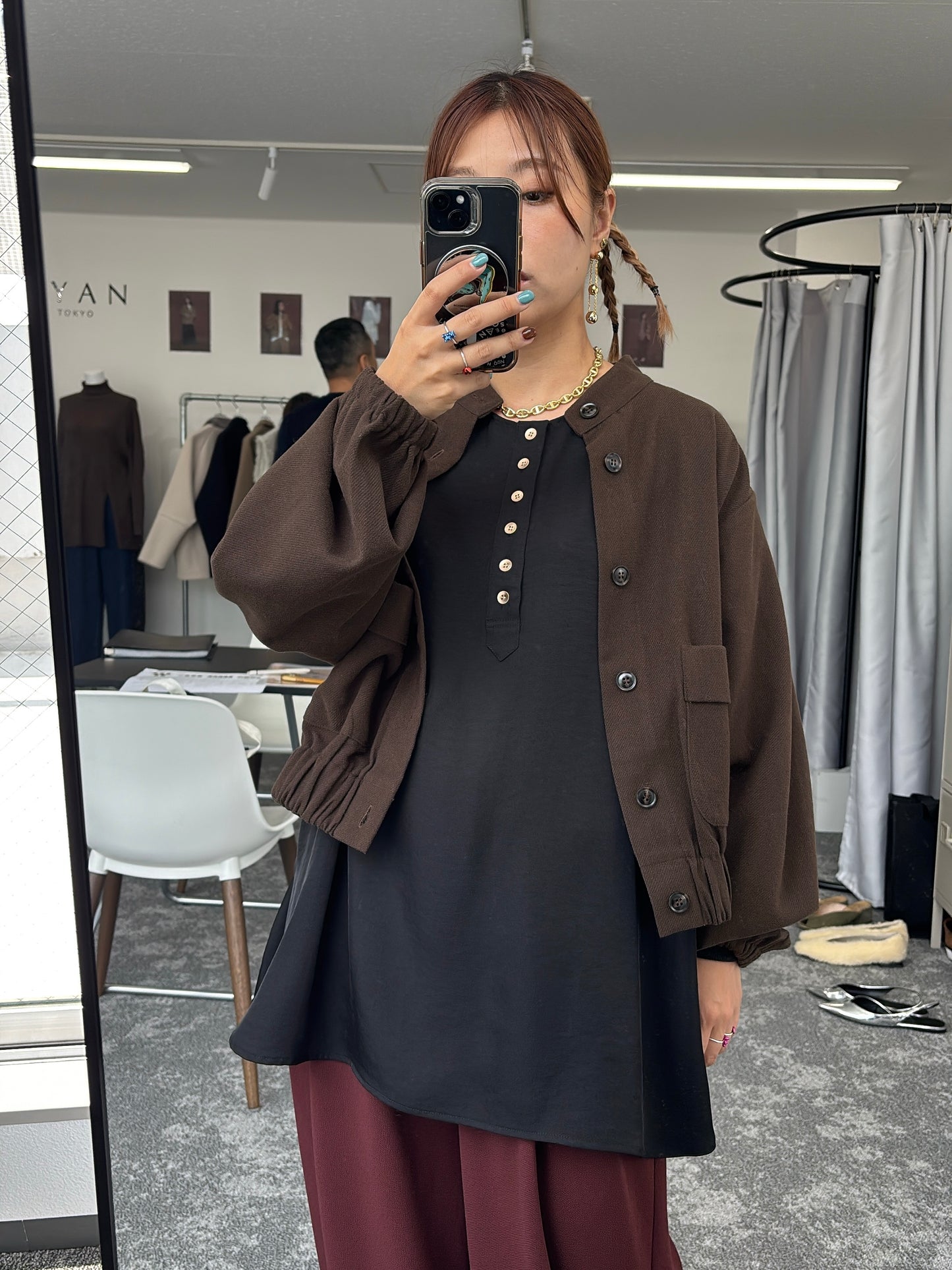 グロッシーヘンリーリブブラウス／CYAN tokyo