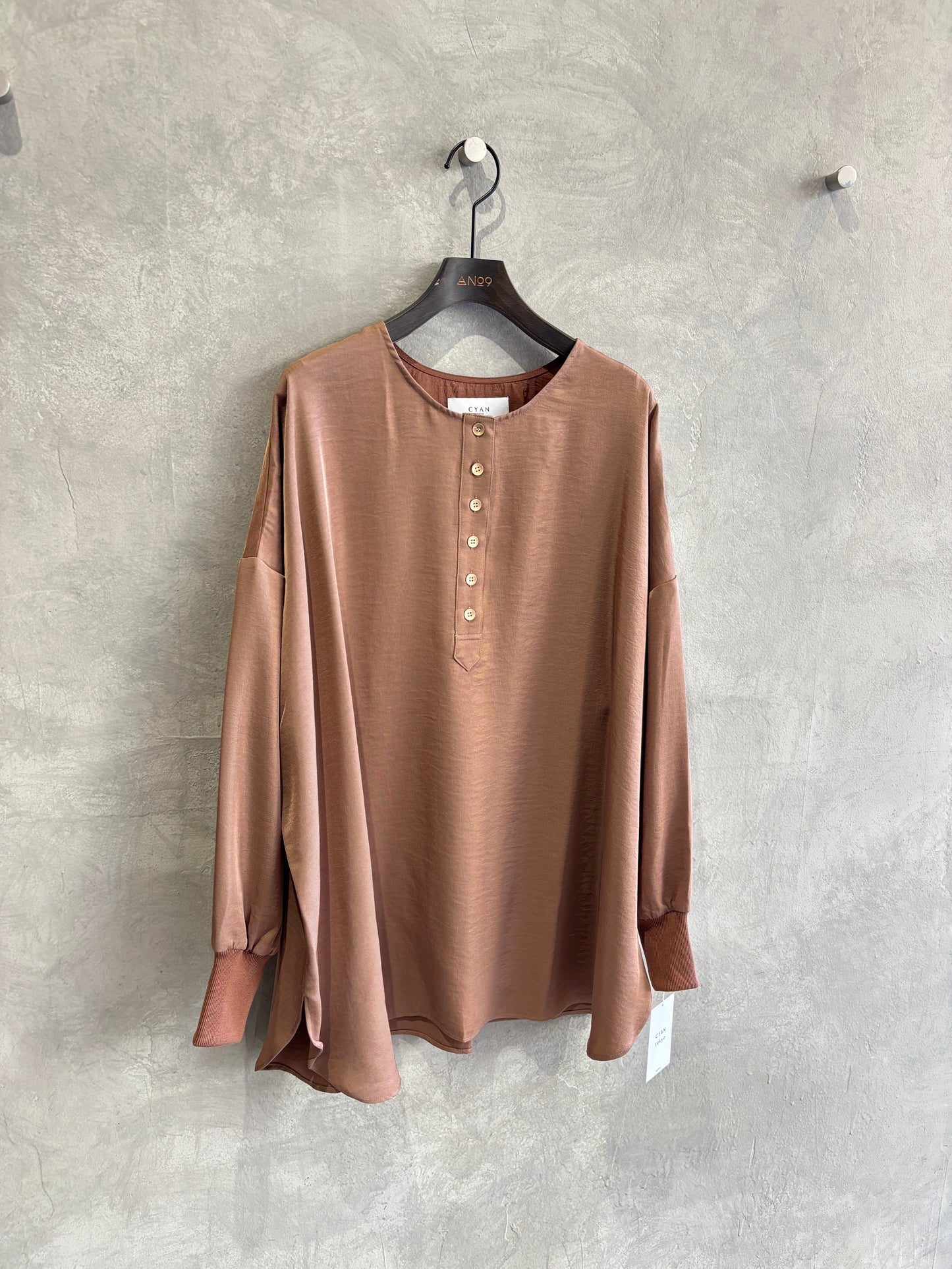 グロッシーヘンリーリブブラウス／CYAN tokyo