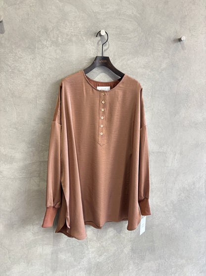 グロッシーヘンリーリブブラウス／CYAN tokyo