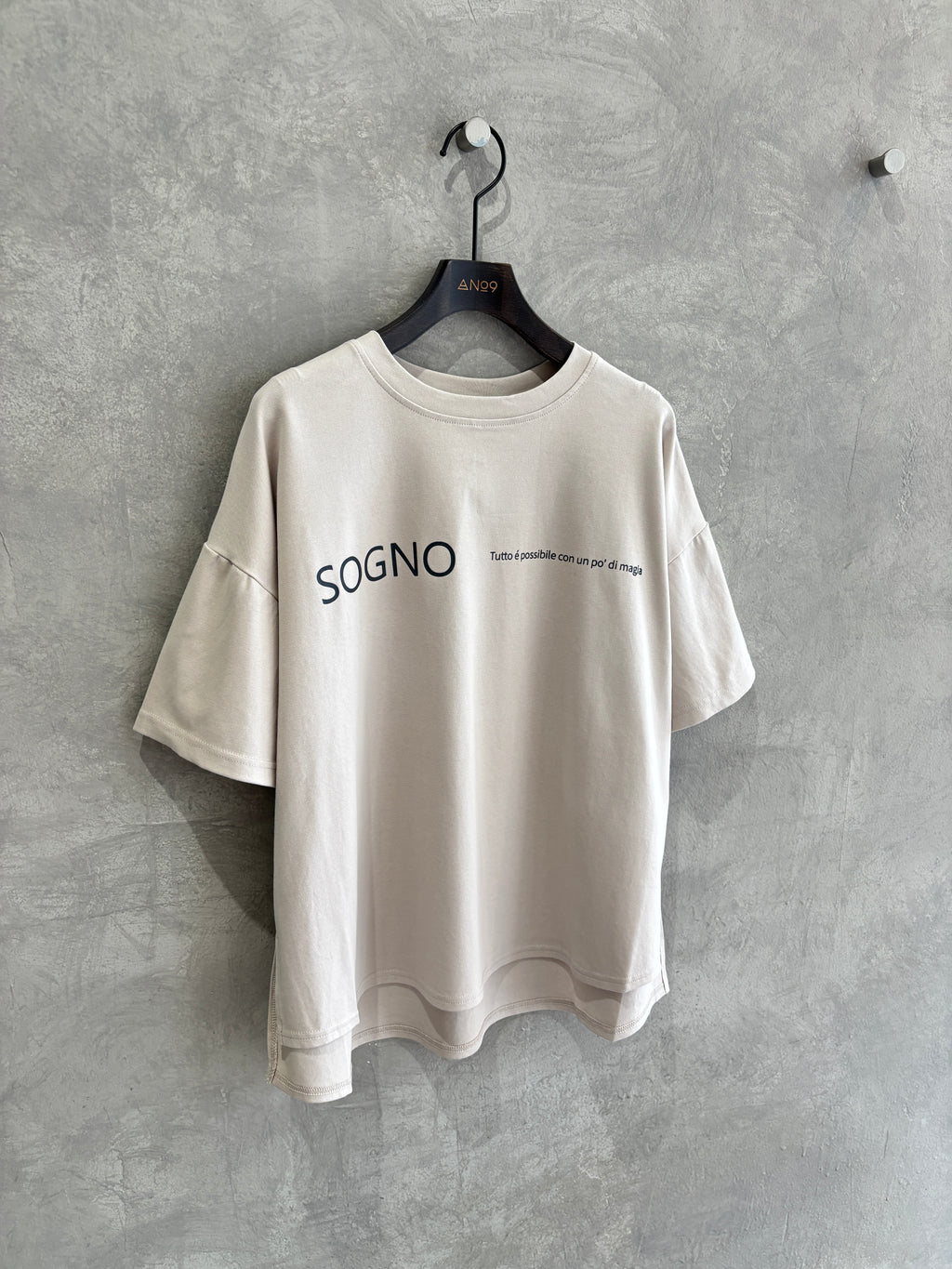 オーバーサイズロゴTシャツ／Anna Kerry