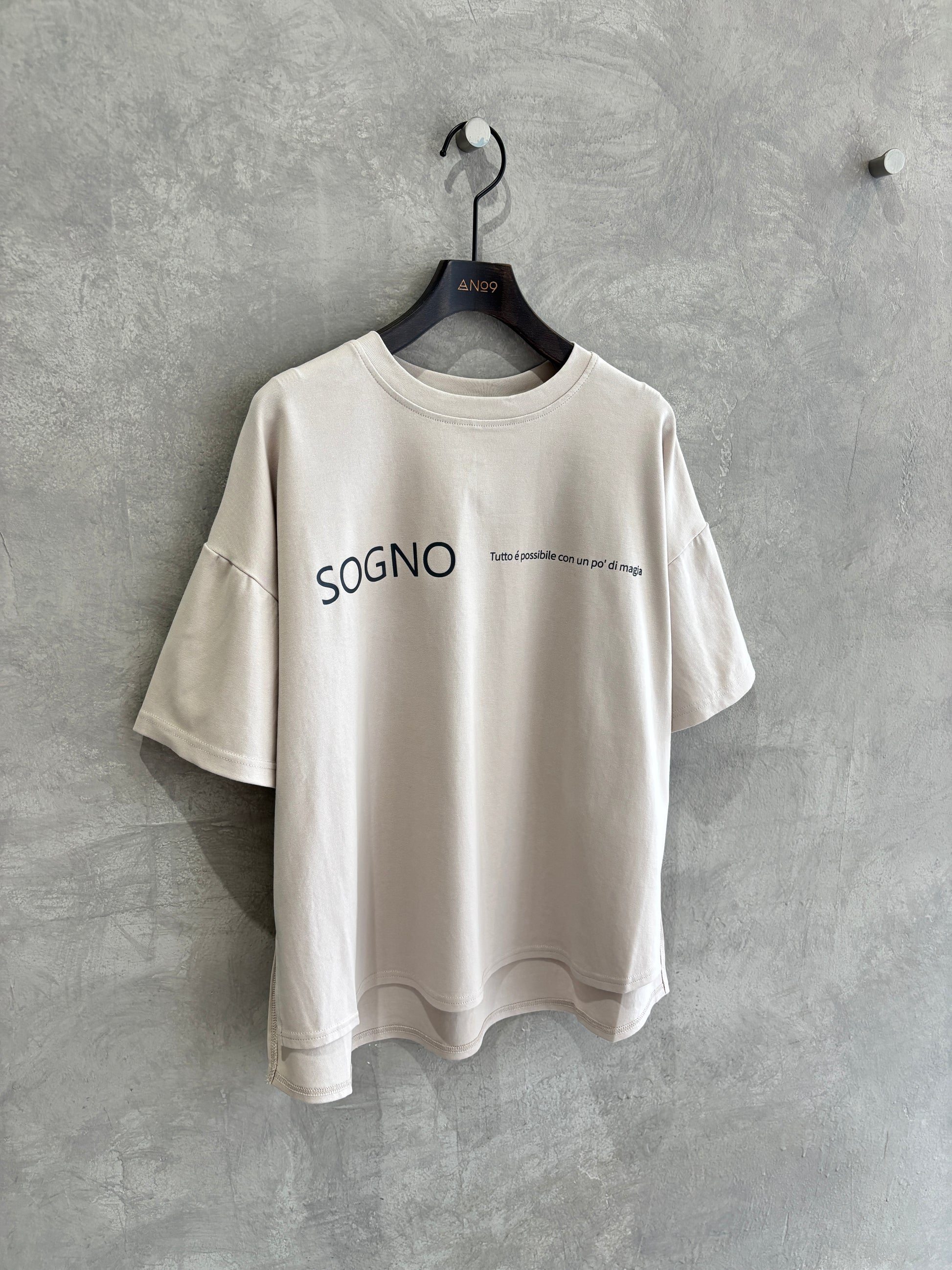 オーバーサイズロゴTシャツ／Anna Kerry