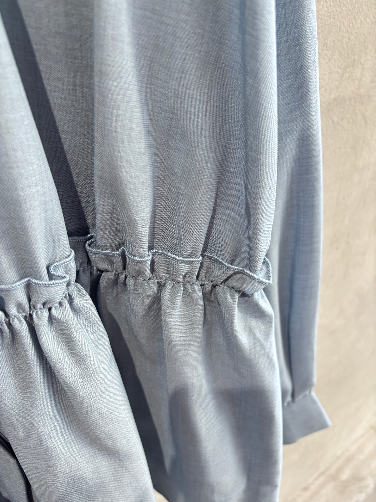 シャーリングティアードブラウス／CYAN tokyo