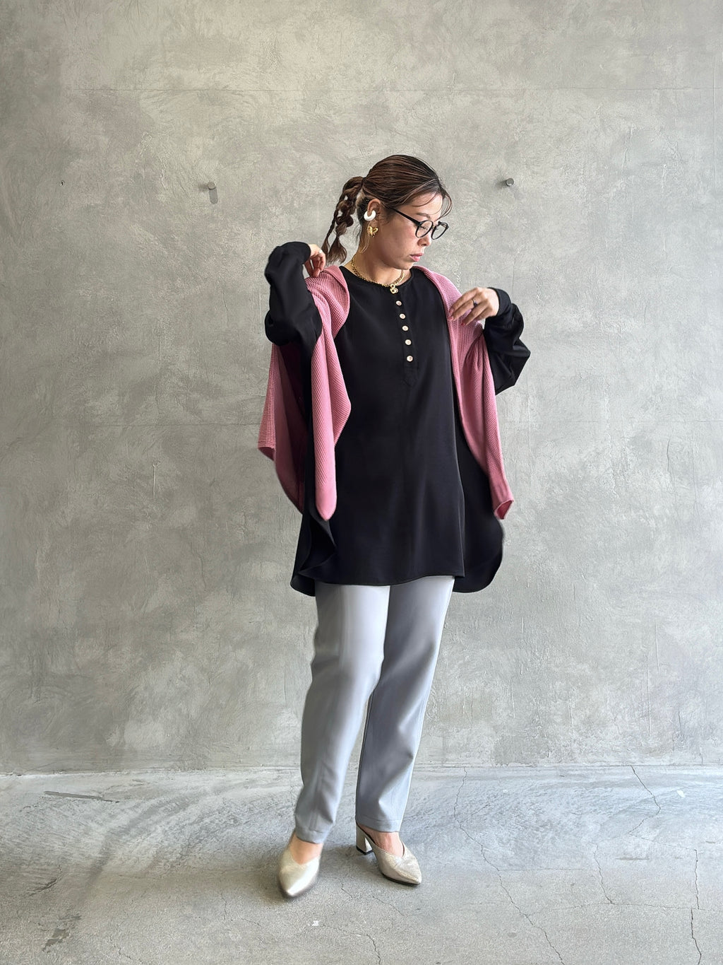 ★グロッシーヘンリーリブブラウス／CYAN tokyo