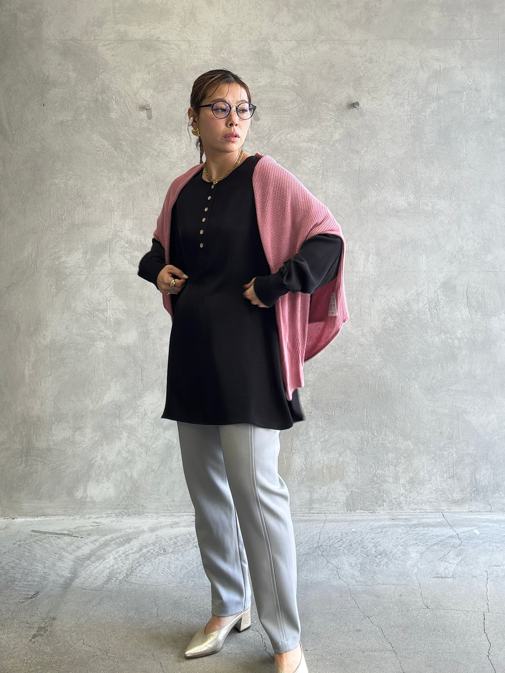 ★グロッシーヘンリーリブブラウス／CYAN tokyo