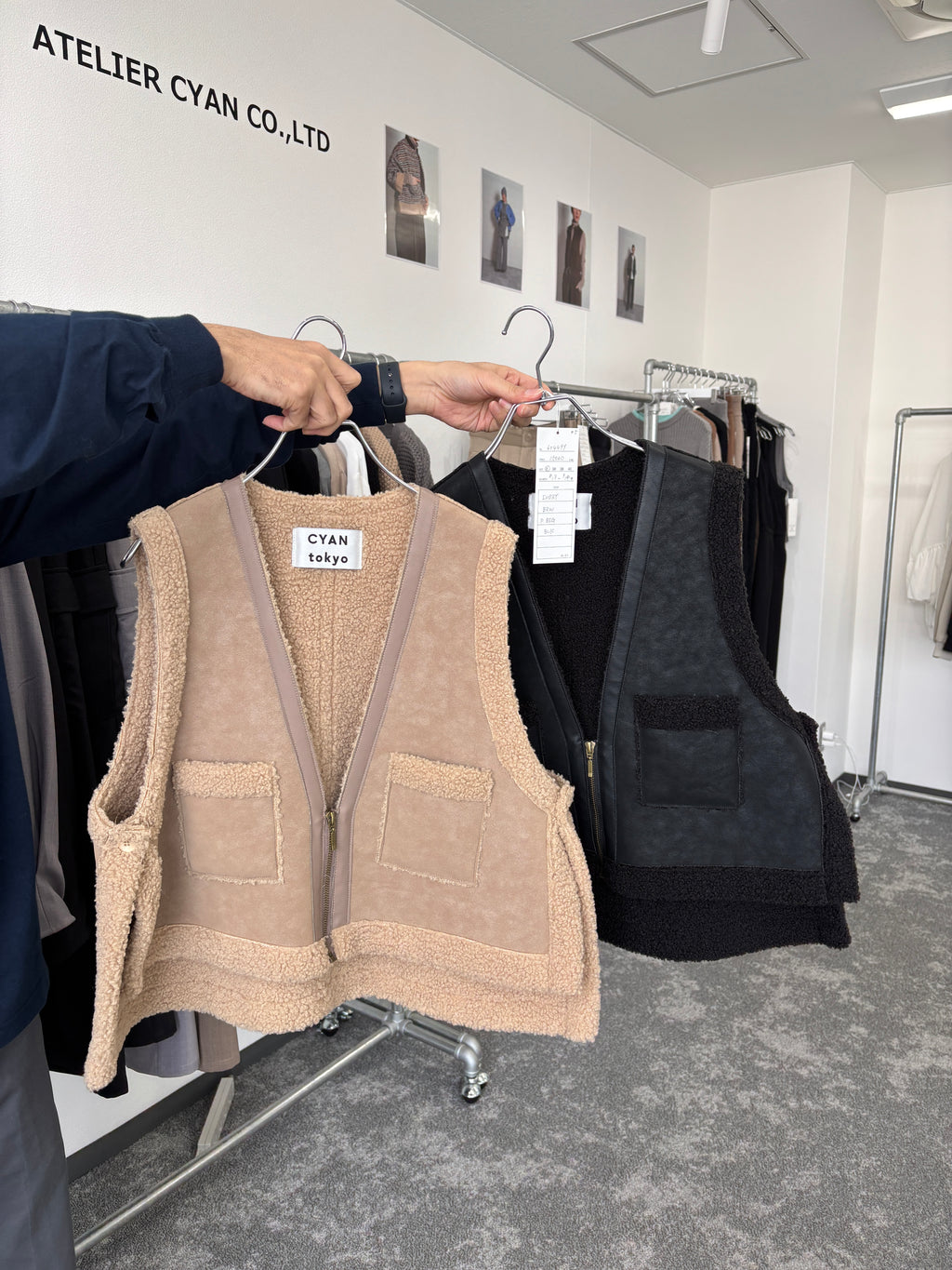 【予約⚡︎販売】バックオーバームートンベスト／604499／CYAN tokyo／2026 AW#1