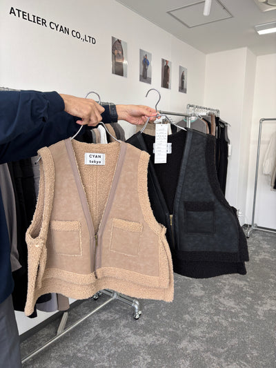 【予約⚡︎販売】バックオーバームートンベスト／604499／CYAN tokyo／2026 AW#1
