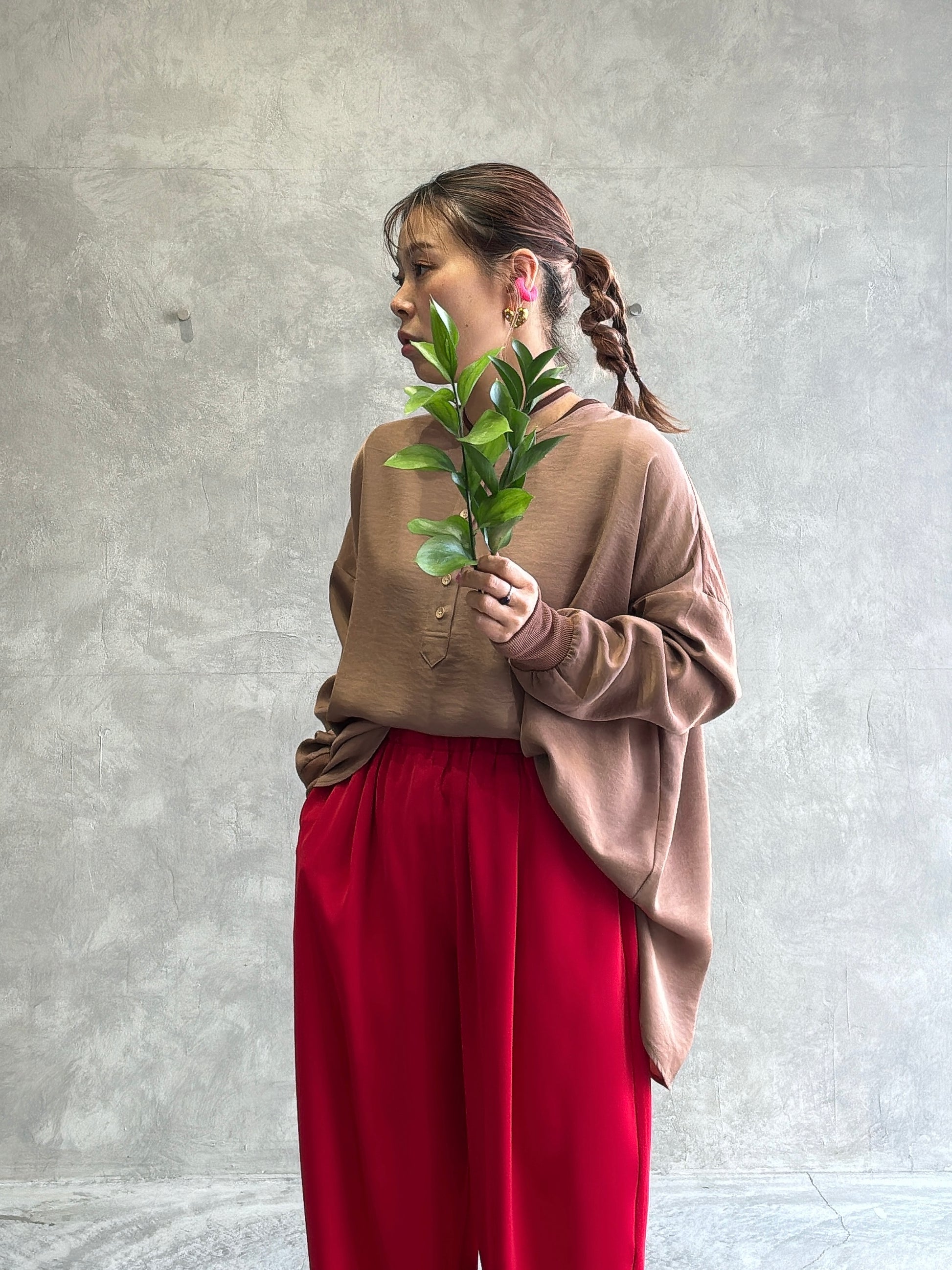 ★グロッシーヘンリーリブブラウス／CYAN tokyo