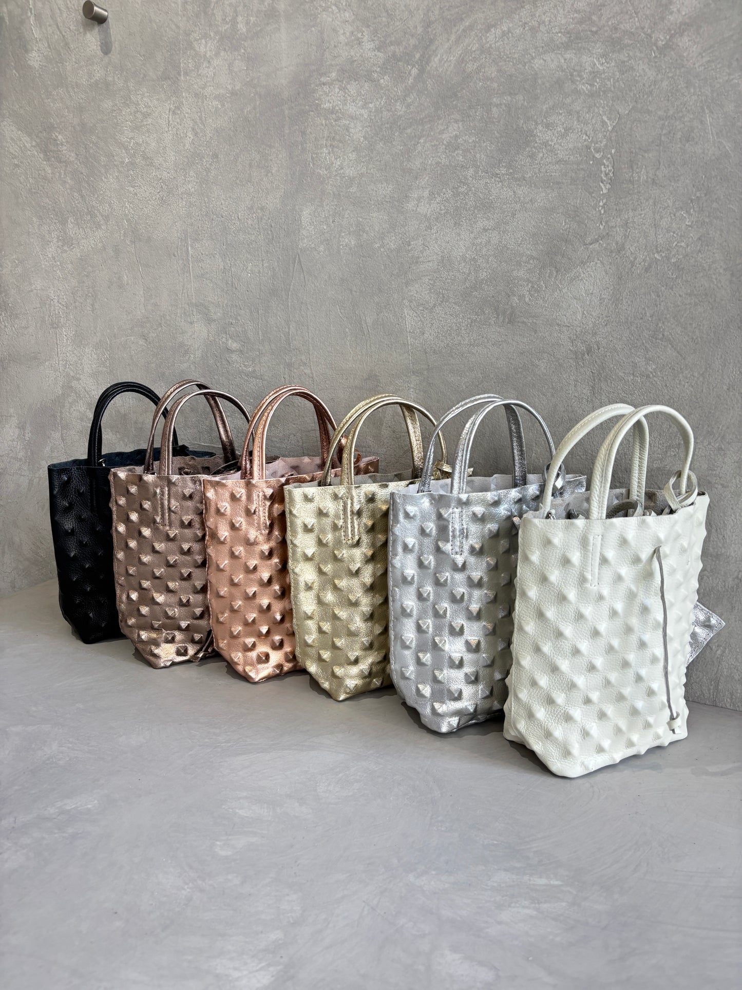 スタッズエンボスバッグ／イタリア・フィレンチェのレザーバッグ