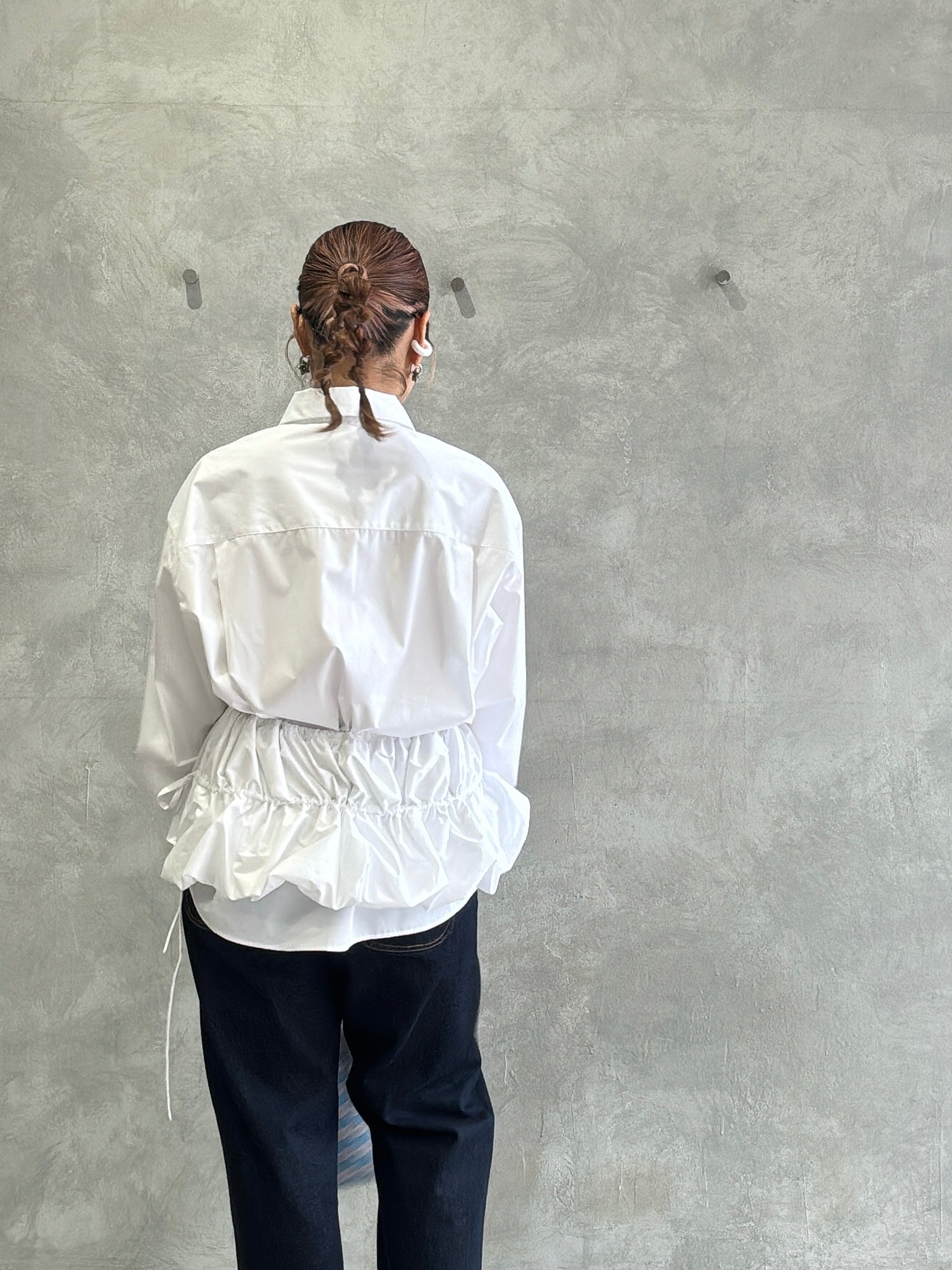 ギャザーぺプラム付きシャツ／VERSEAU