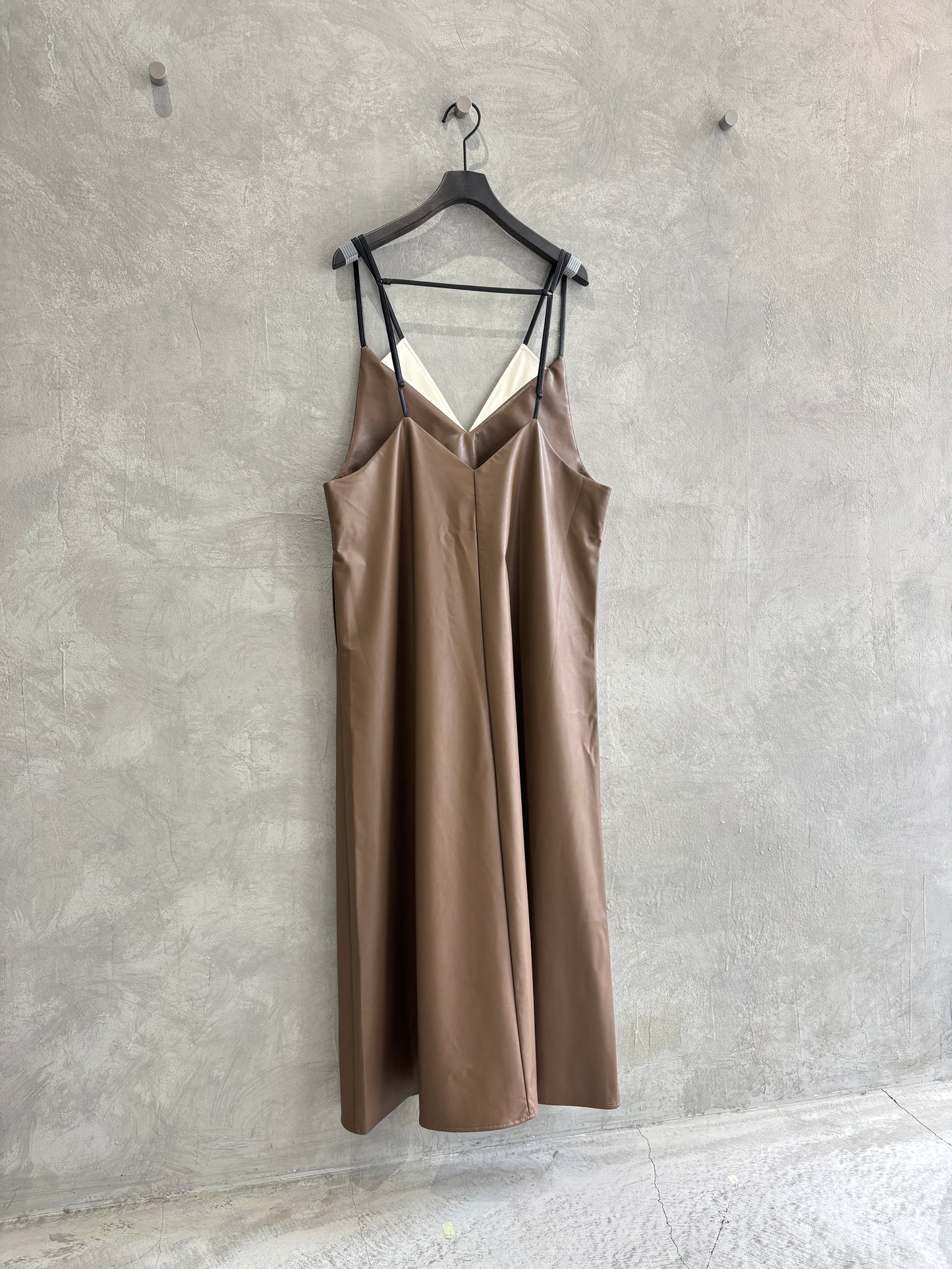 【再入荷】バイカラーフェイクレザージャンパースカート／LHELBIE