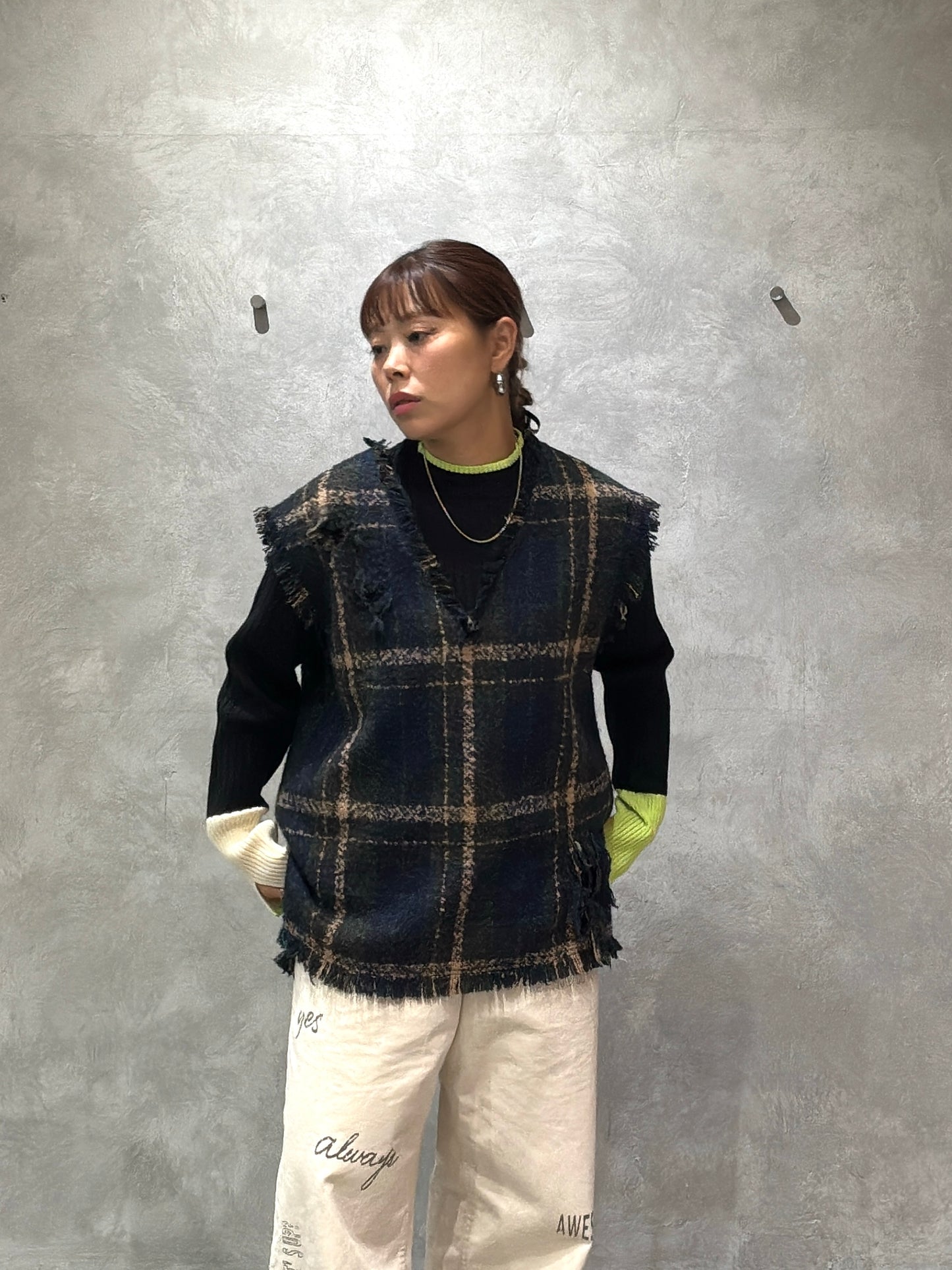 クラッシュツイードVネックベスト／the Nines
