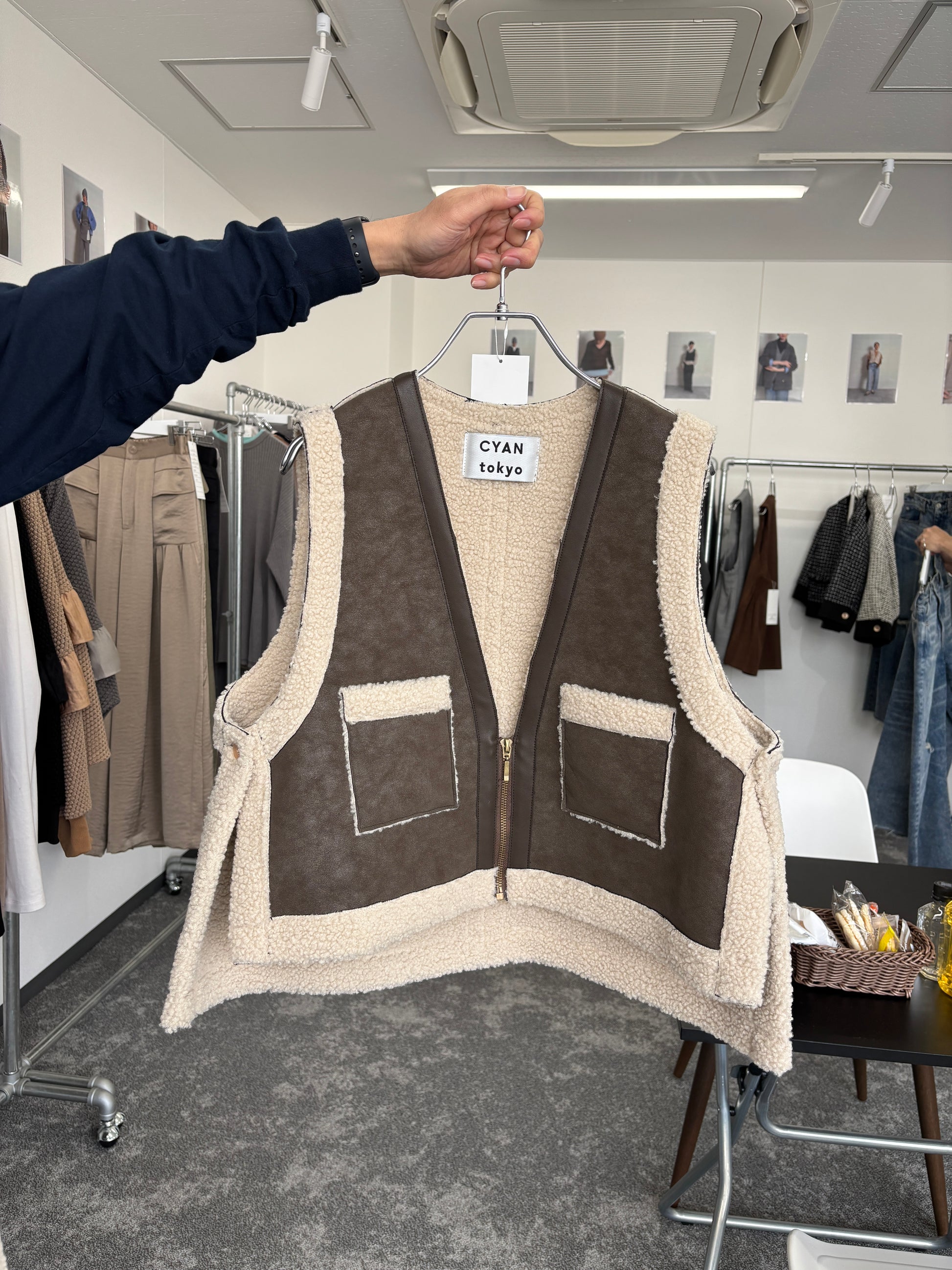 【予約⚡︎販売】バックオーバームートンベスト／604499／CYAN tokyo／2026 AW#1