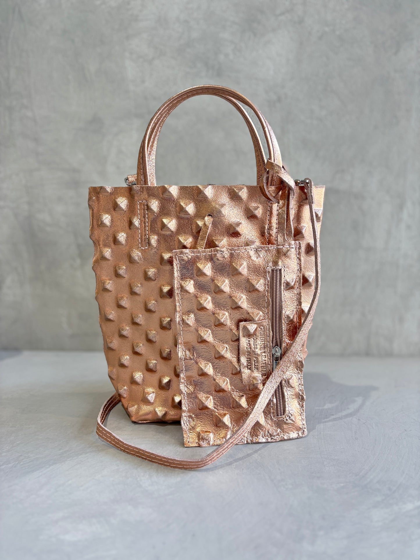 スタッズエンボスバッグ／イタリア・フィレンチェのレザーバッグ