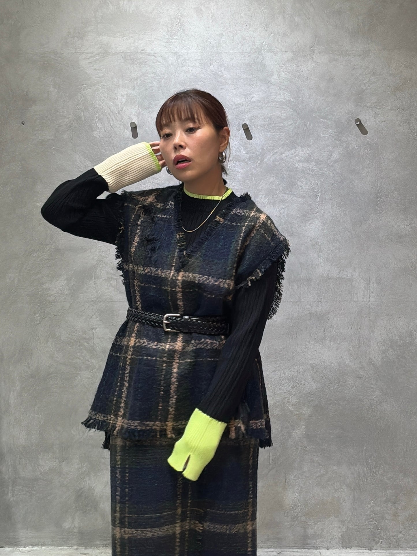 クラッシュツイードVネックベスト／the Nines