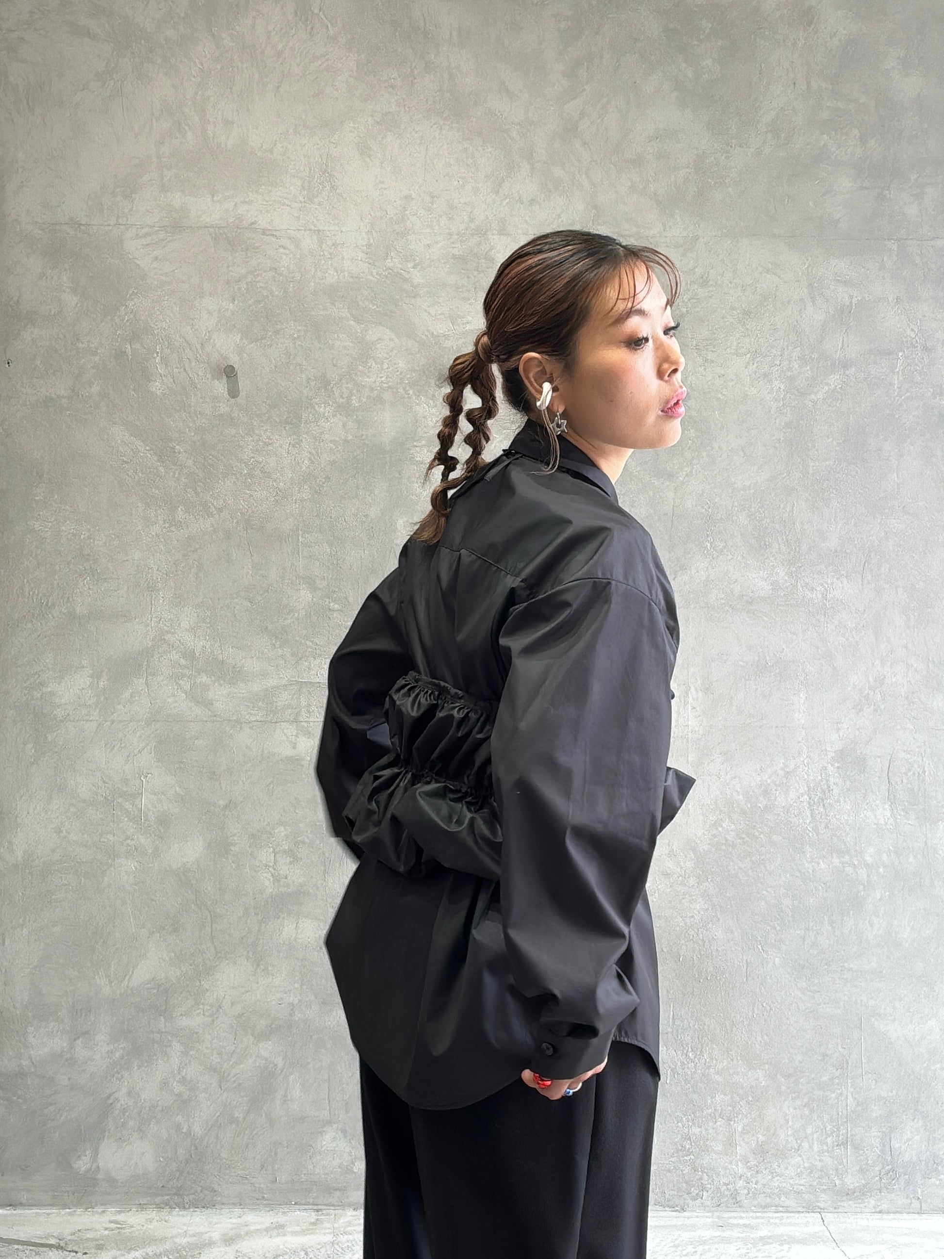 ギャザーぺプラム付きシャツ／VERSEAU