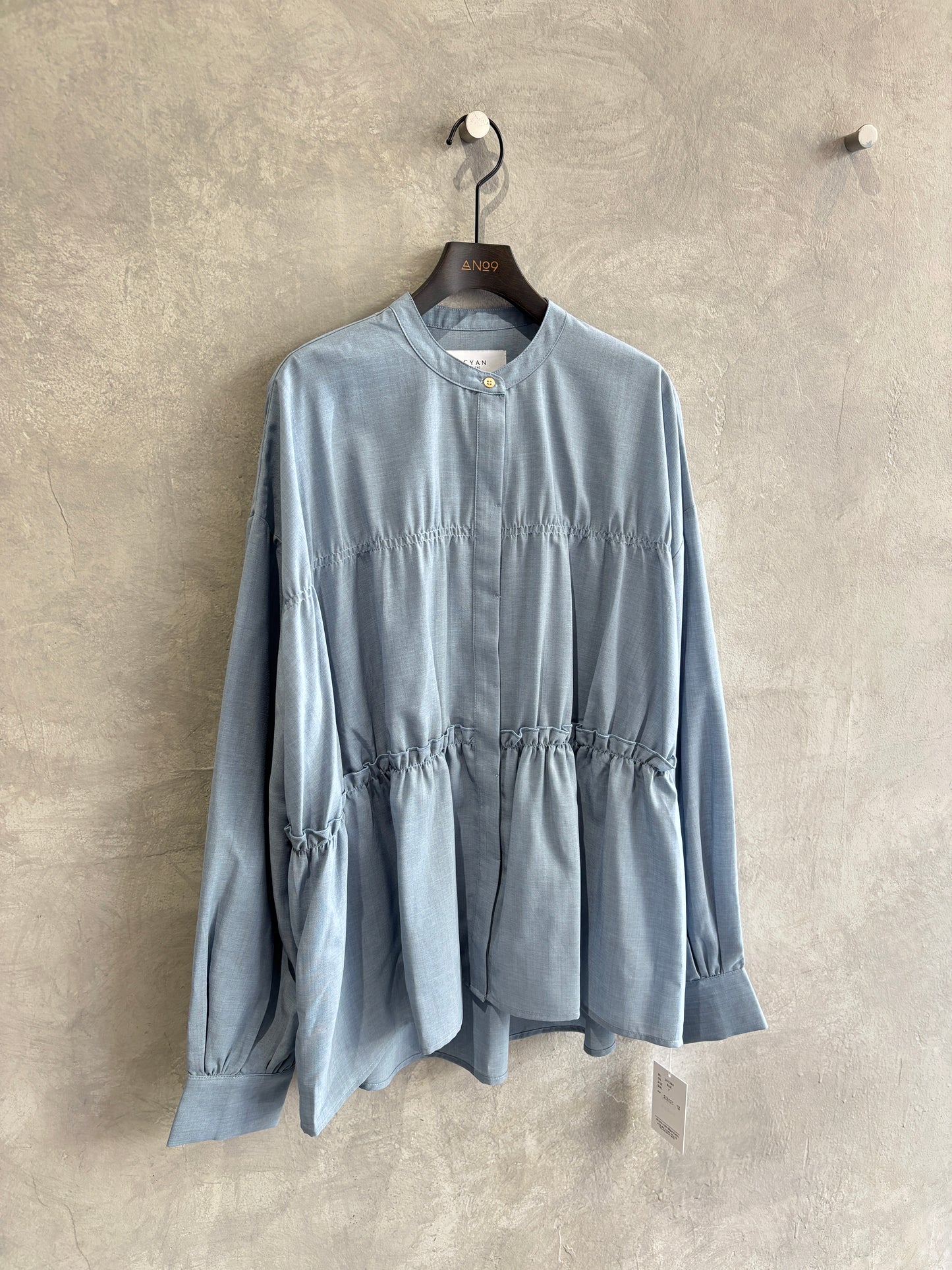 シャーリングティアードブラウス／CYAN tokyo