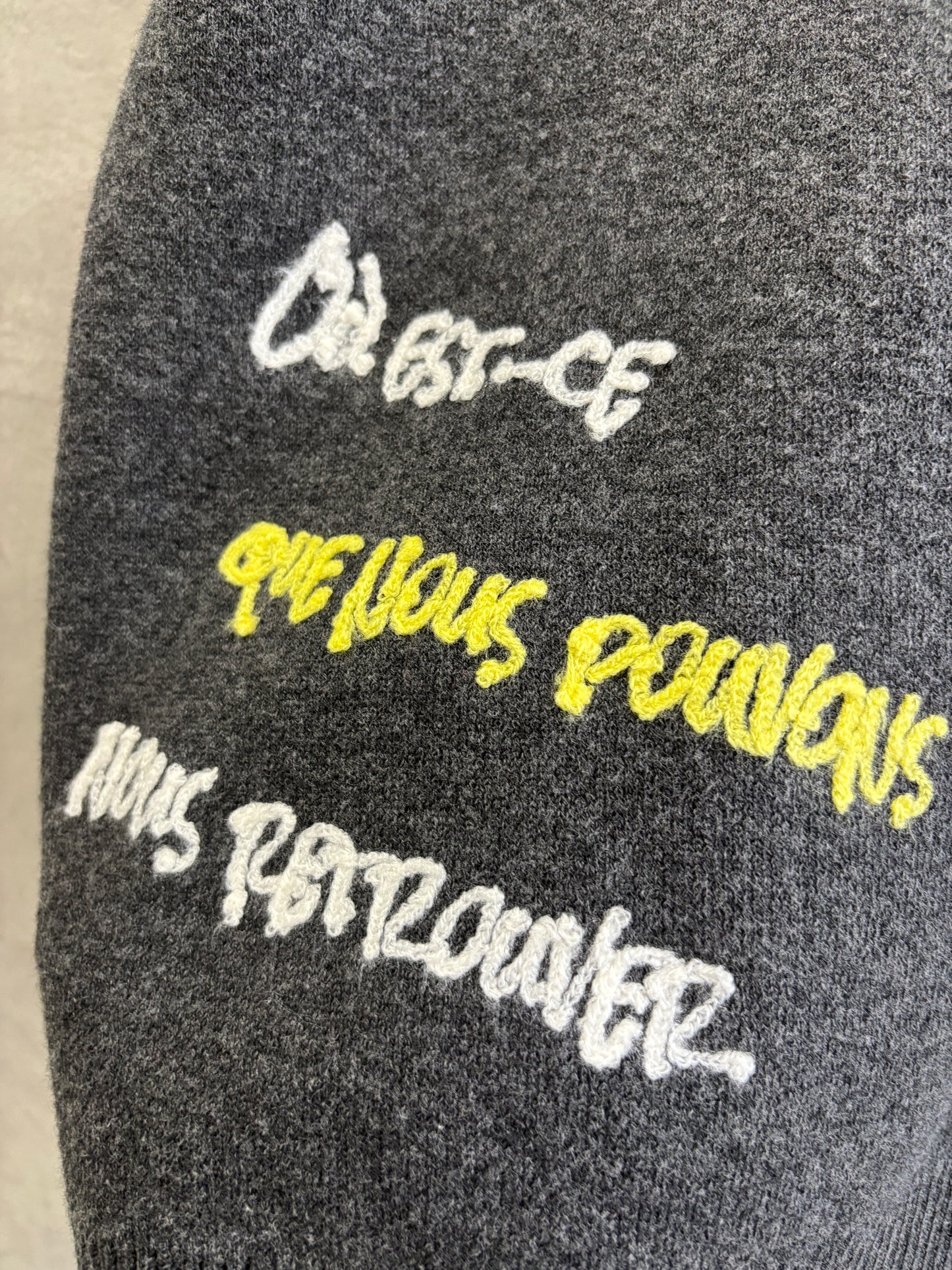 刺繍ロゴニットカーディガン／LHELBIE