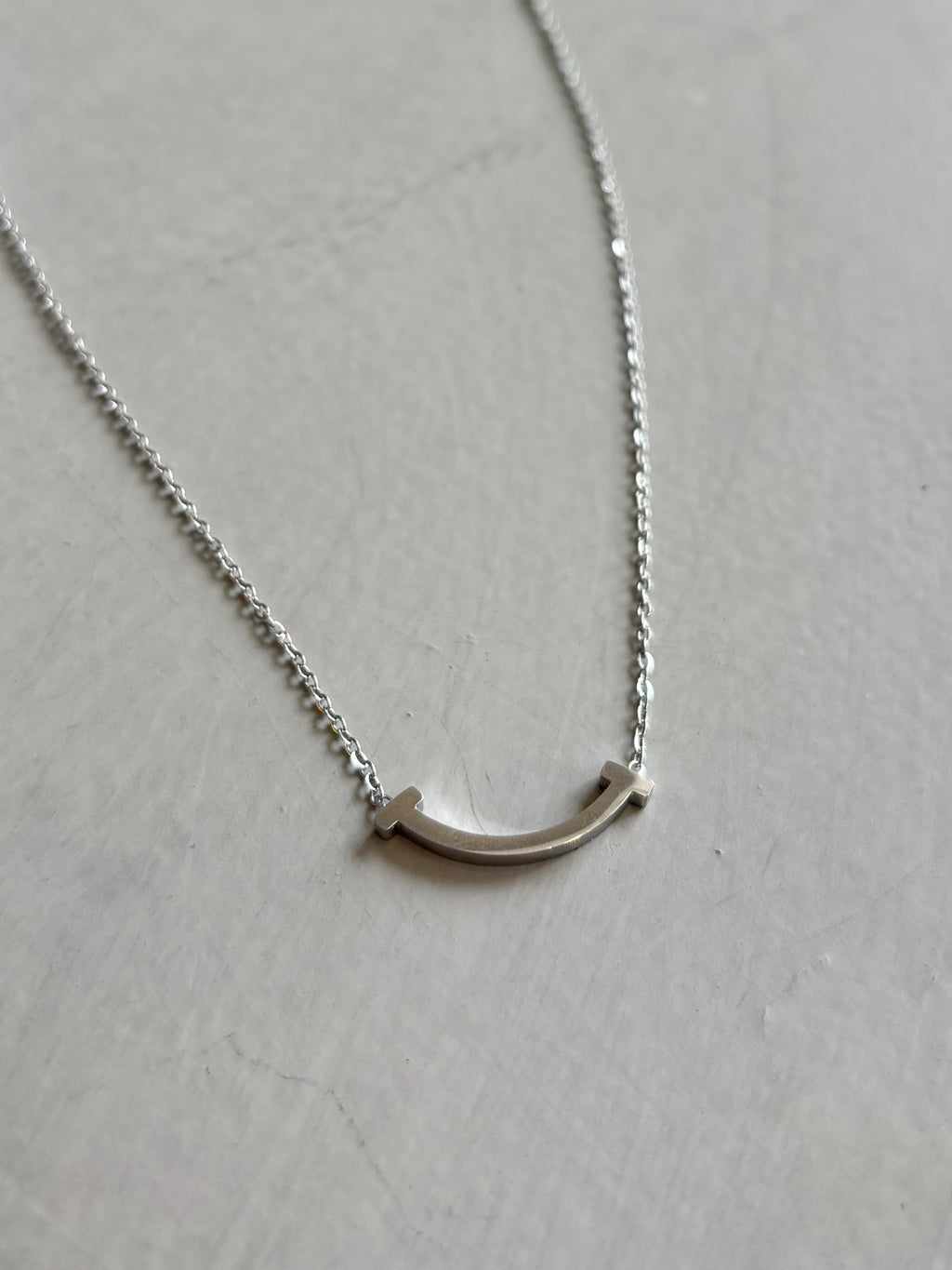 カーブネックレス