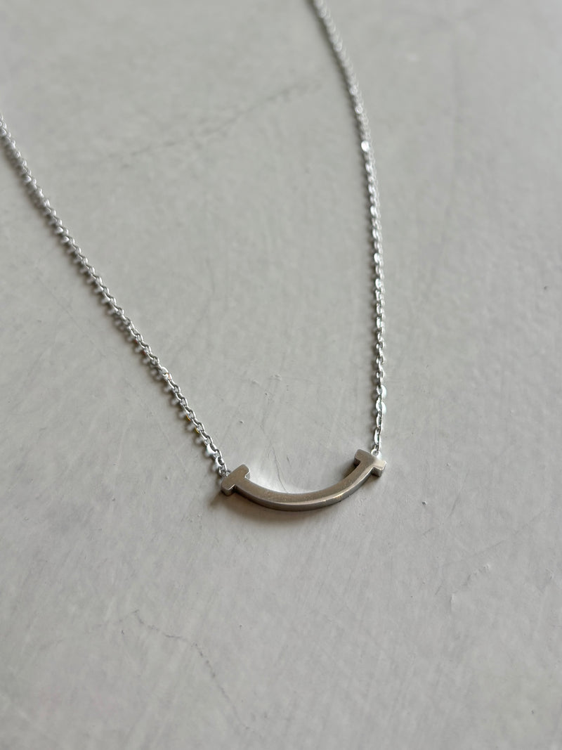 カーブネックレス
