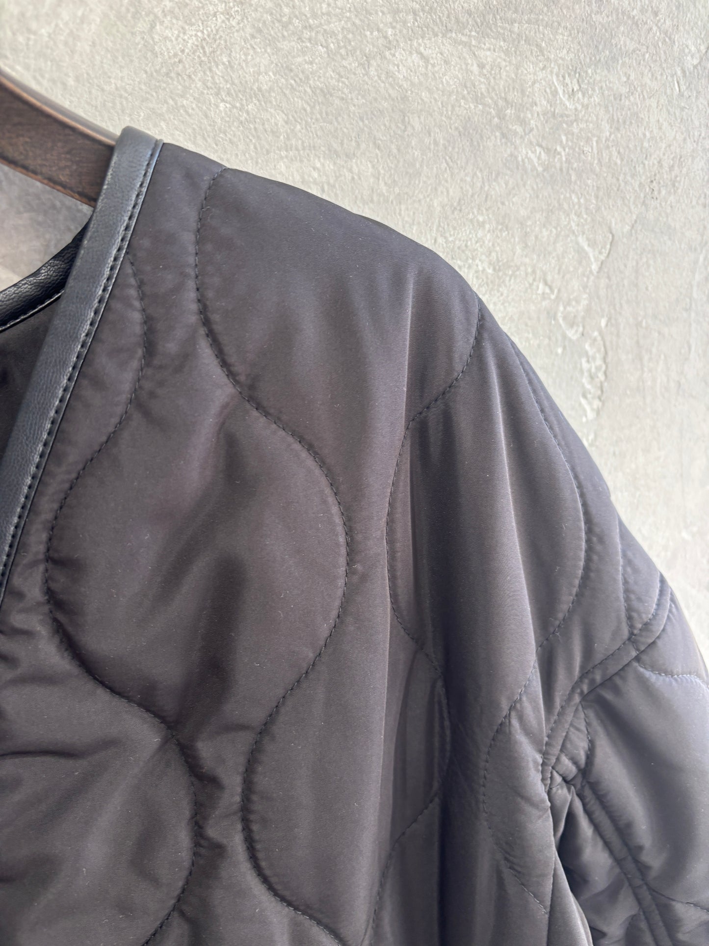 キルティングVネックショートコート／trois