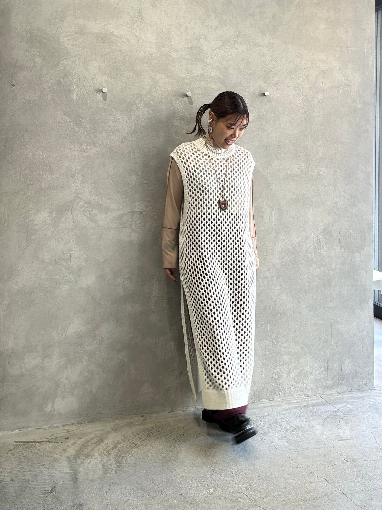 バックオープンメッシュニットワンピース／LHELBIE