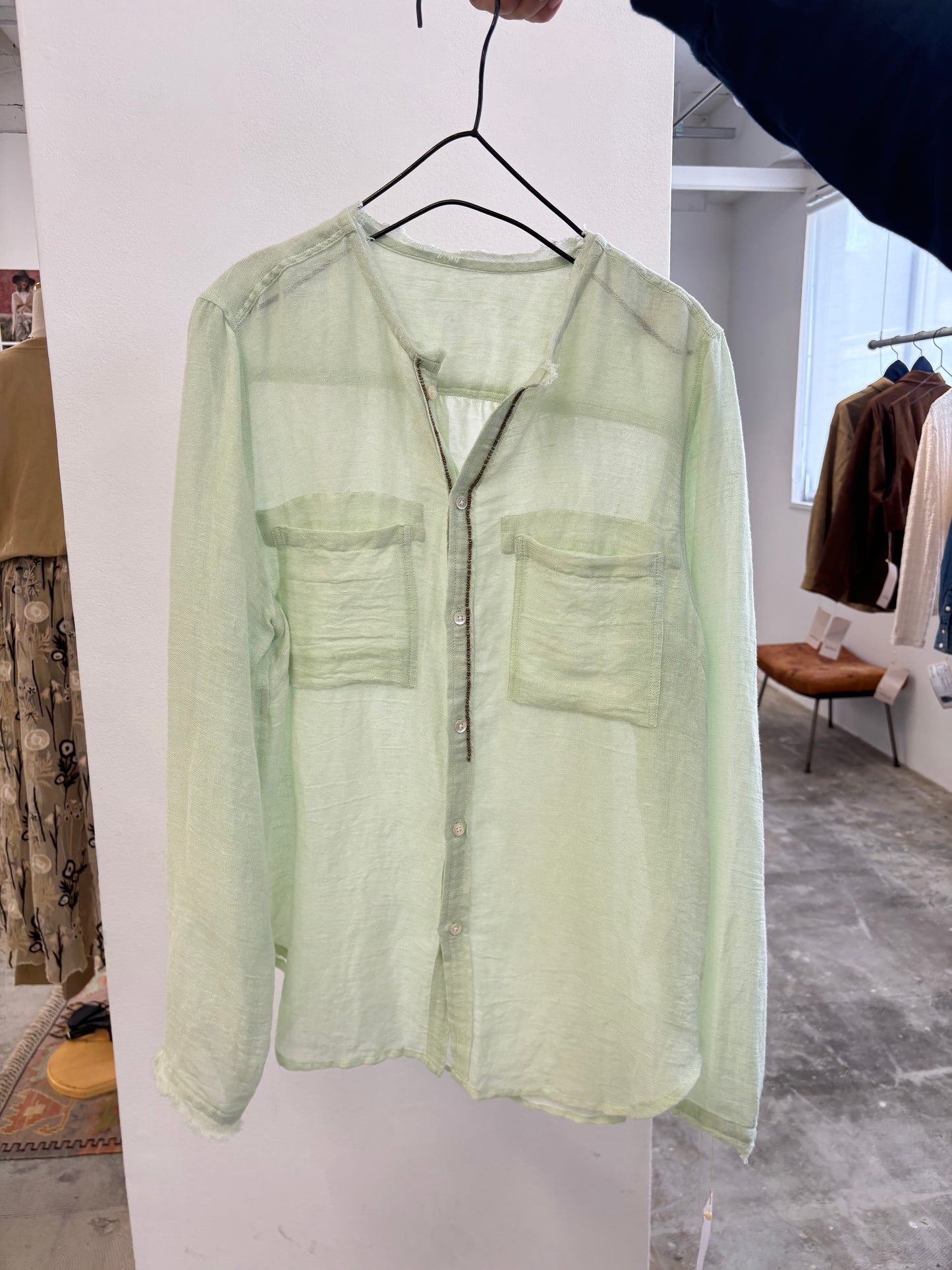 受付終了【予約販売】メタルビーズリネンコットンシャツ／8613209／LE MÉLANGE