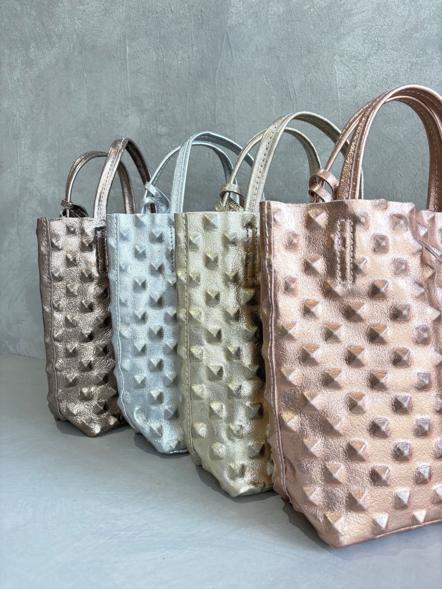 スタッズエンボスバッグ／イタリア・フィレンチェのレザーバッグ