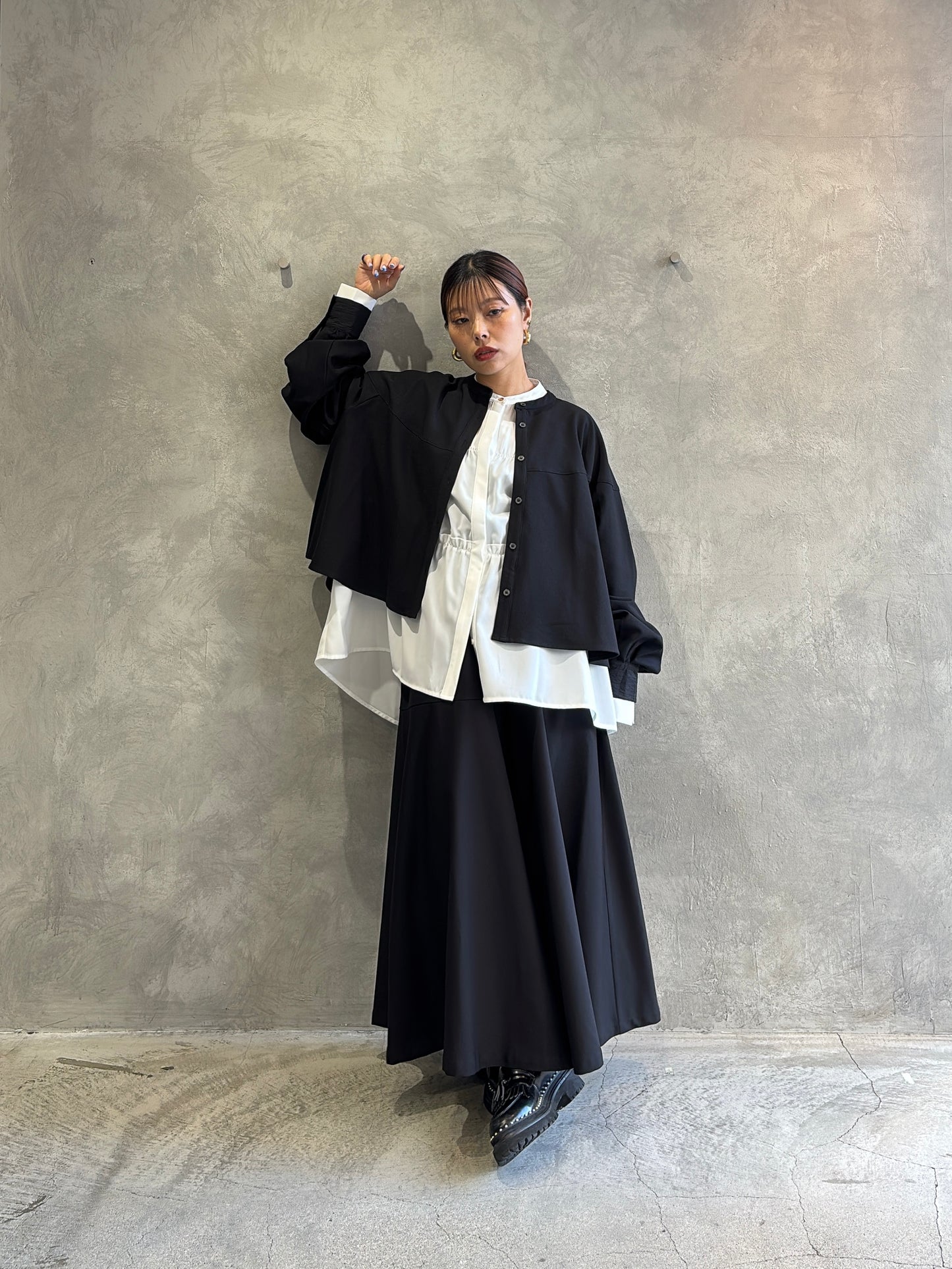 ラウンドステッチサーキュラシャツ／CYAN tokyo