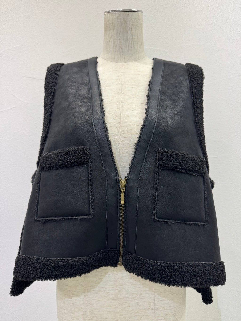 【予約⚡︎販売】バックオーバームートンベスト／604499／CYAN tokyo／2026 AW#1