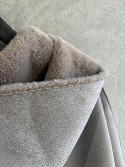 リバーシブルフェイクムートンフードコート／Dignite collier