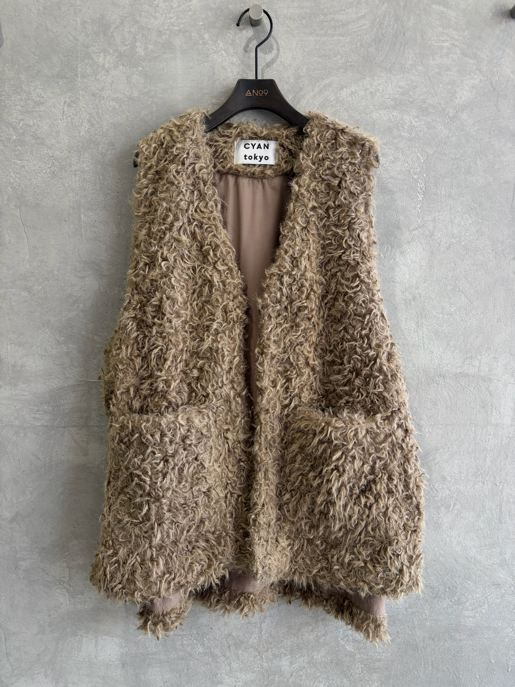 バックオーバーカーリーファーベスト／CYAN TOKYO