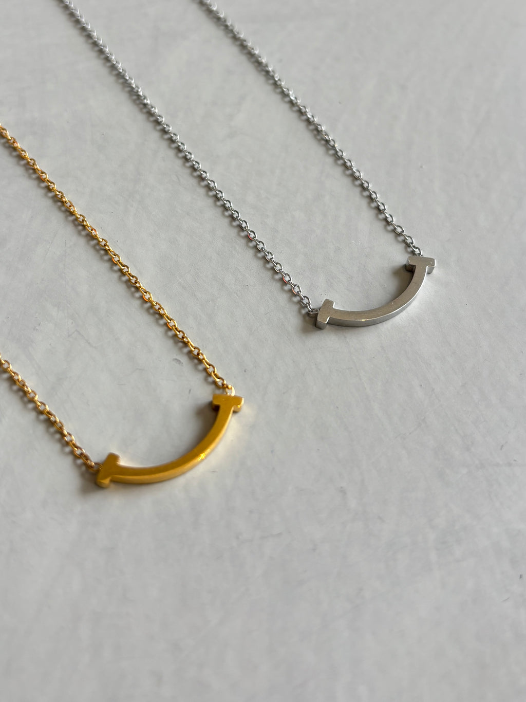 カーブネックレス