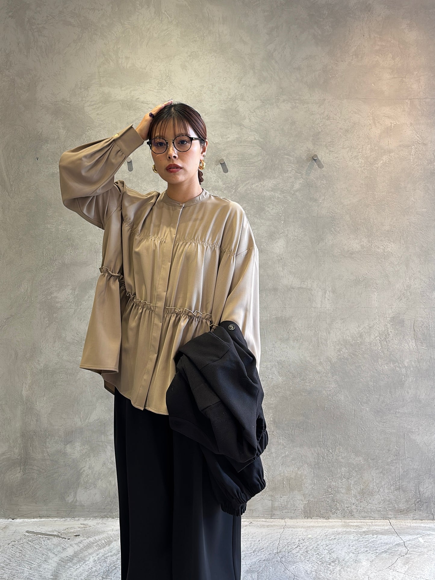 シャーリングティアードブラウス／CYAN tokyo